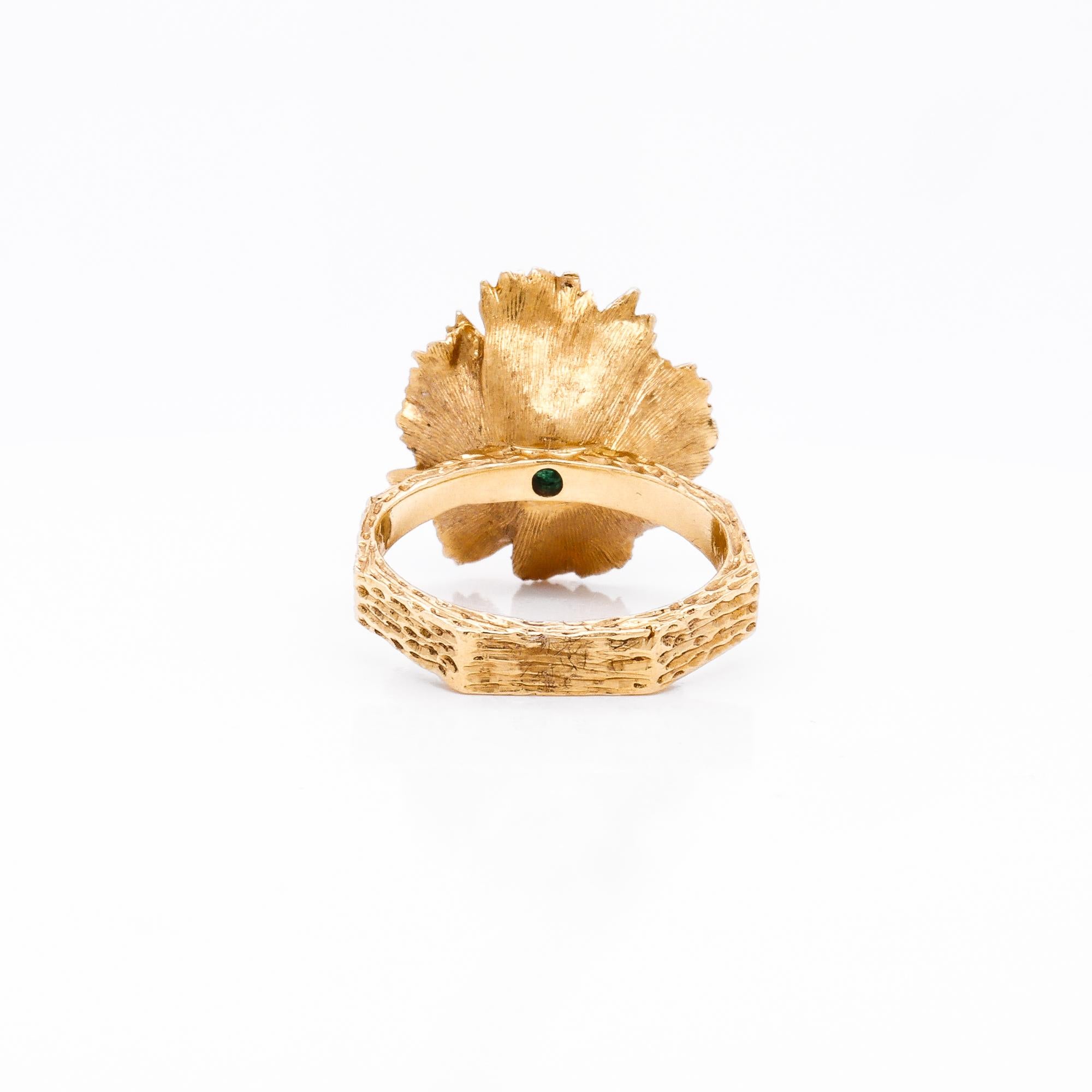 Vintage 18K Gold & Natural Emerald Figural Flower Ring en venta 3