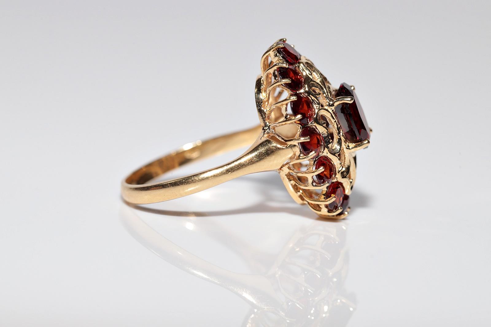 Vintage 18k Gold Natural Garnet Decorated Ring For Sale 4