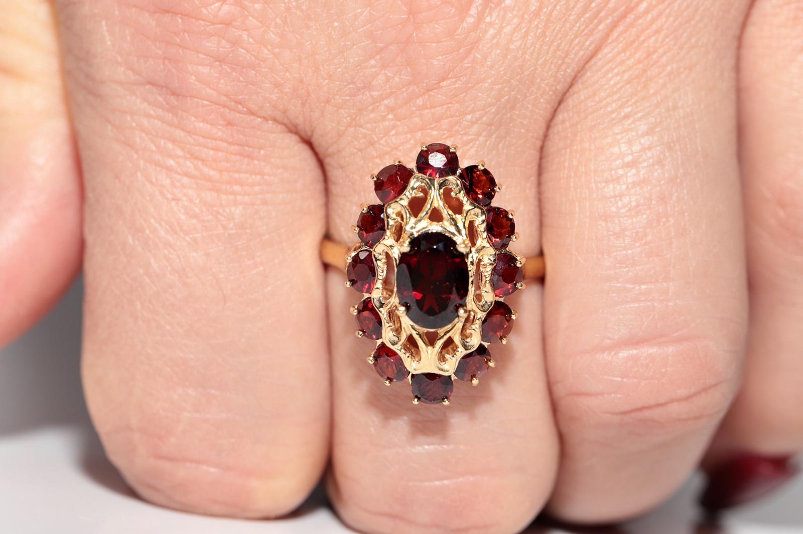 Brilliant Cut Vintage 18k Gold Natural Garnet Decorated Ring For Sale