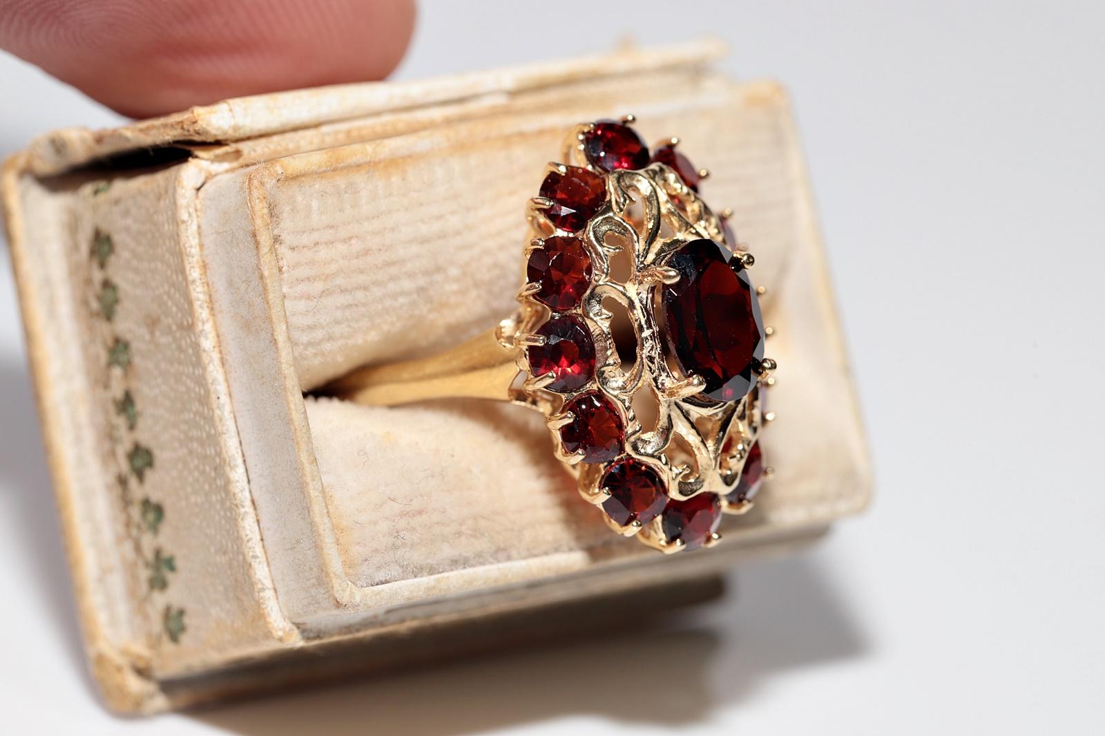 Vintage 18k Gold Natural Garnet Decorated Ring For Sale 1