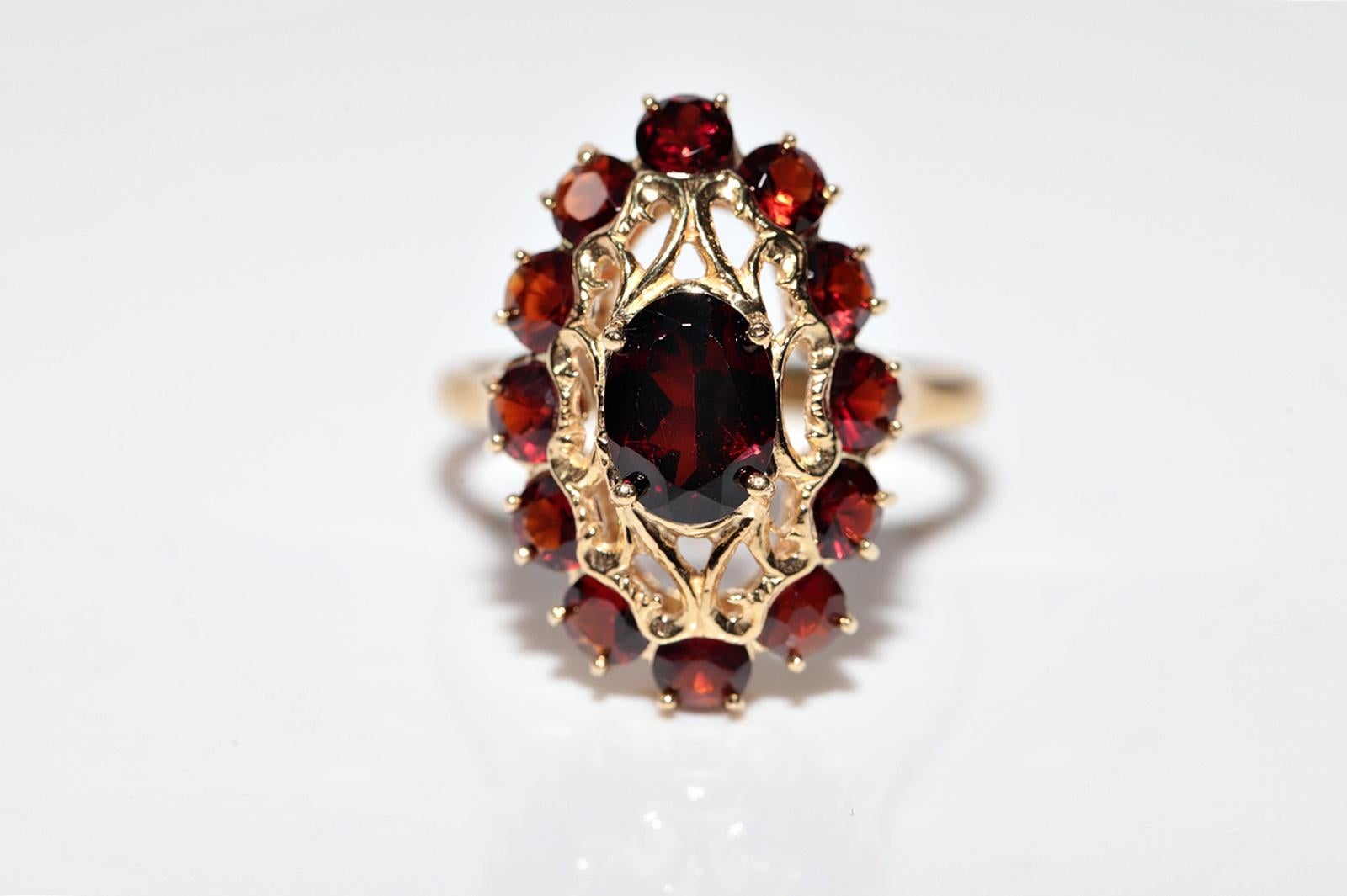 Vintage 18k Gold Natural Garnet Decorated Ring For Sale 2