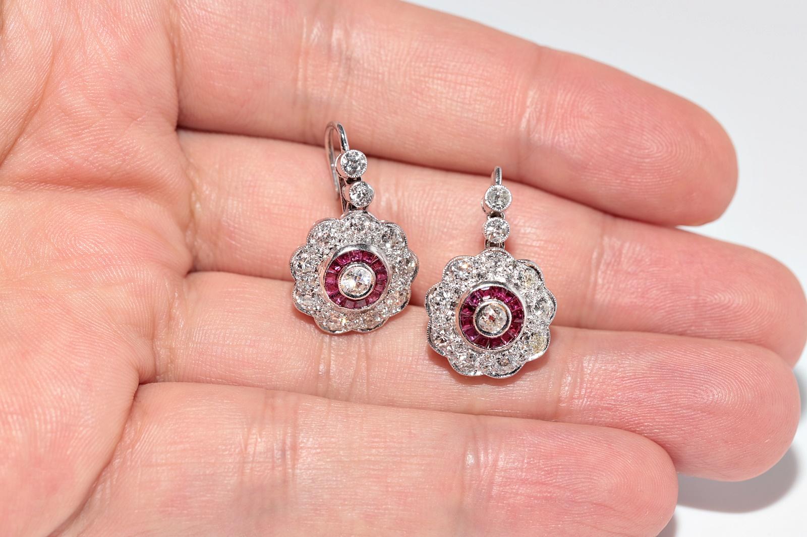 Ohrring aus 18 Karat Gold mit natürlichem Diamanten im Altschliff und Rubin im Kaliberschliff im Angebot 3