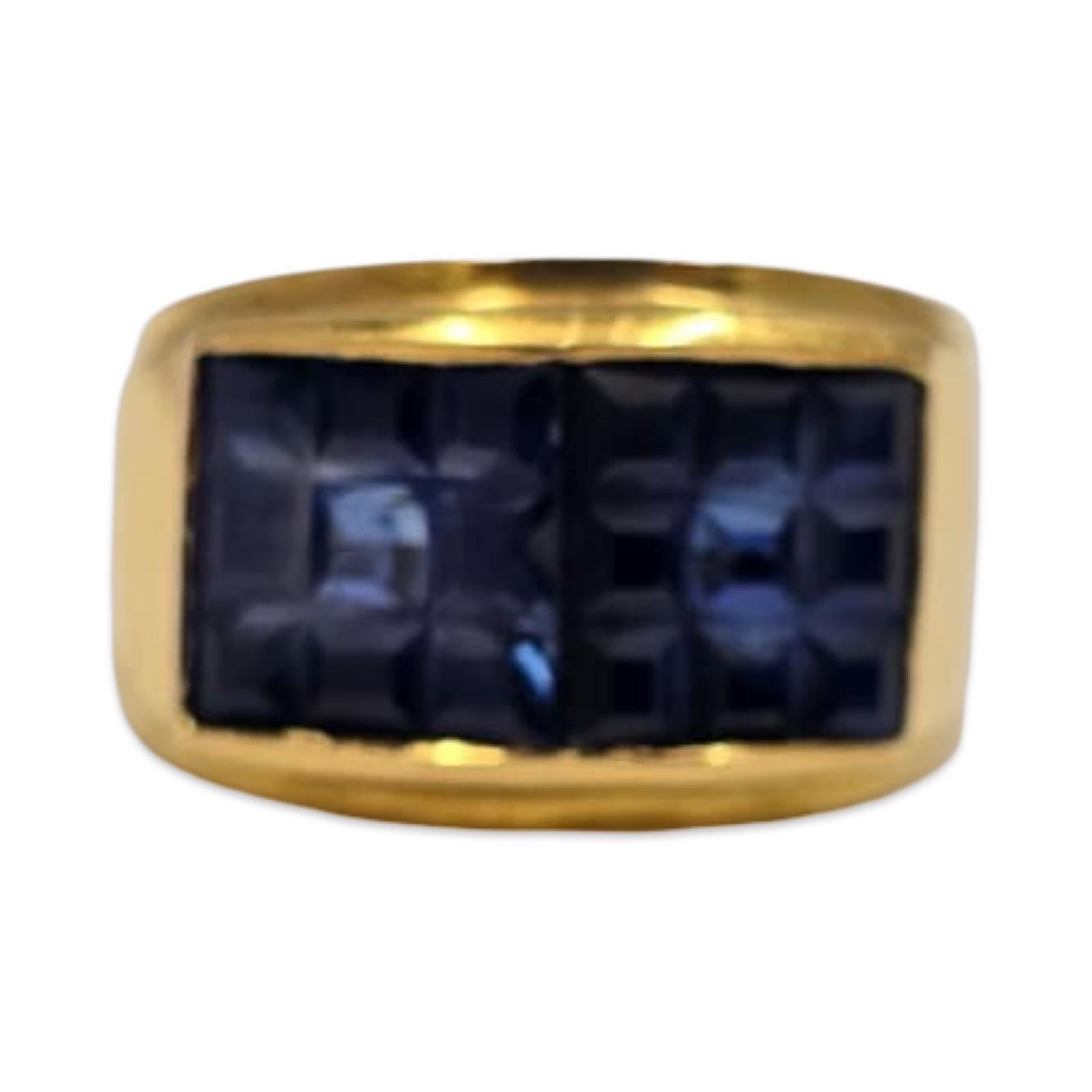 Dieses Armband aus 18-karätigem Gold zeigt ein beeindruckendes Mosaik aus natürlichen blauen Saphiren, die einzeln geschliffen und eingepasst wurden, um ein geometrisches, nahtloses Farbfeld zu schaffen. Von der Innenseite des Rings aus betrachtet,