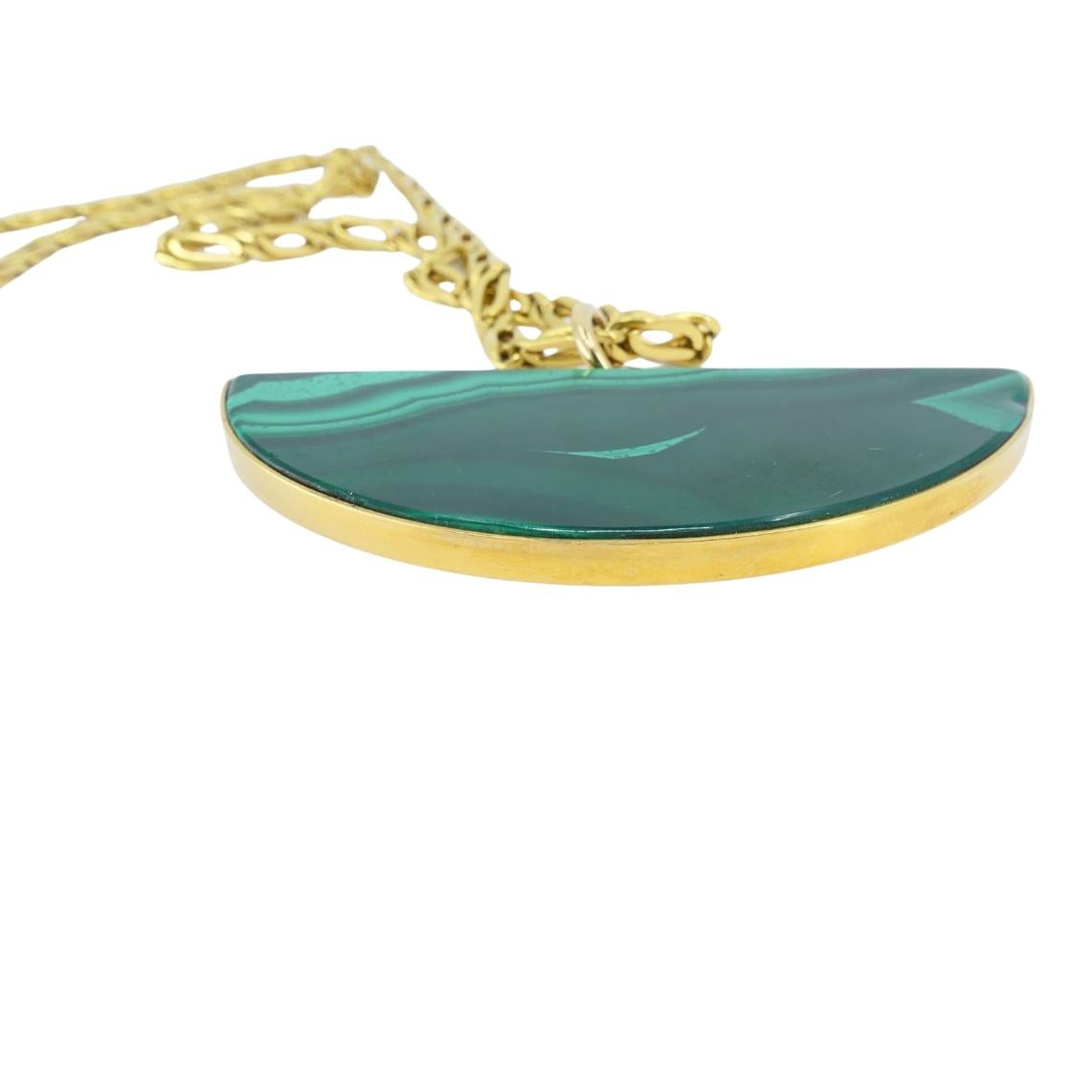 Collana vintage in oro 18k con ciondolo in malachite e catena ovale A Link in vendita 3