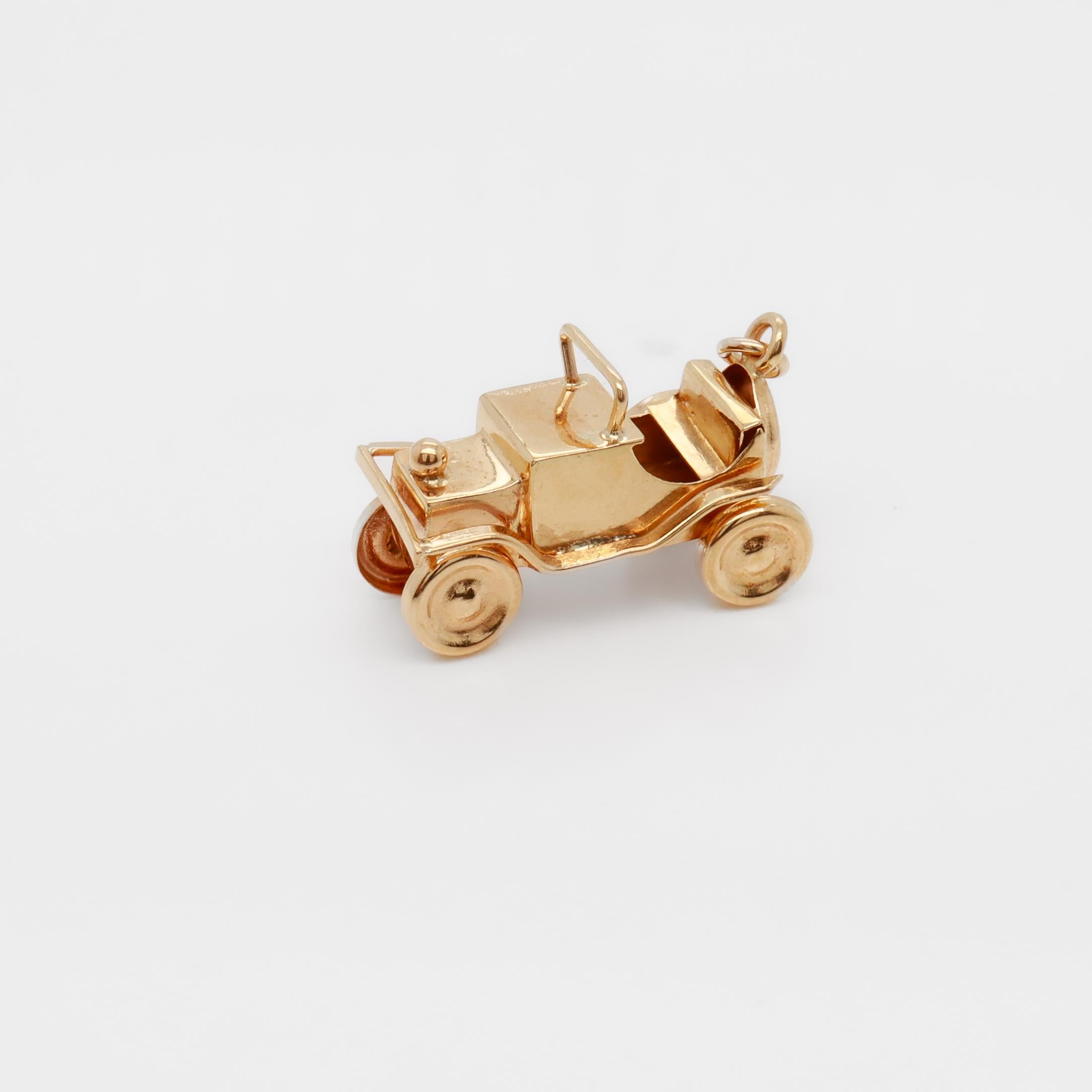 Breloque ancienne voiture ou automobile en or 18 carats pour bracelet Unisexe en vente