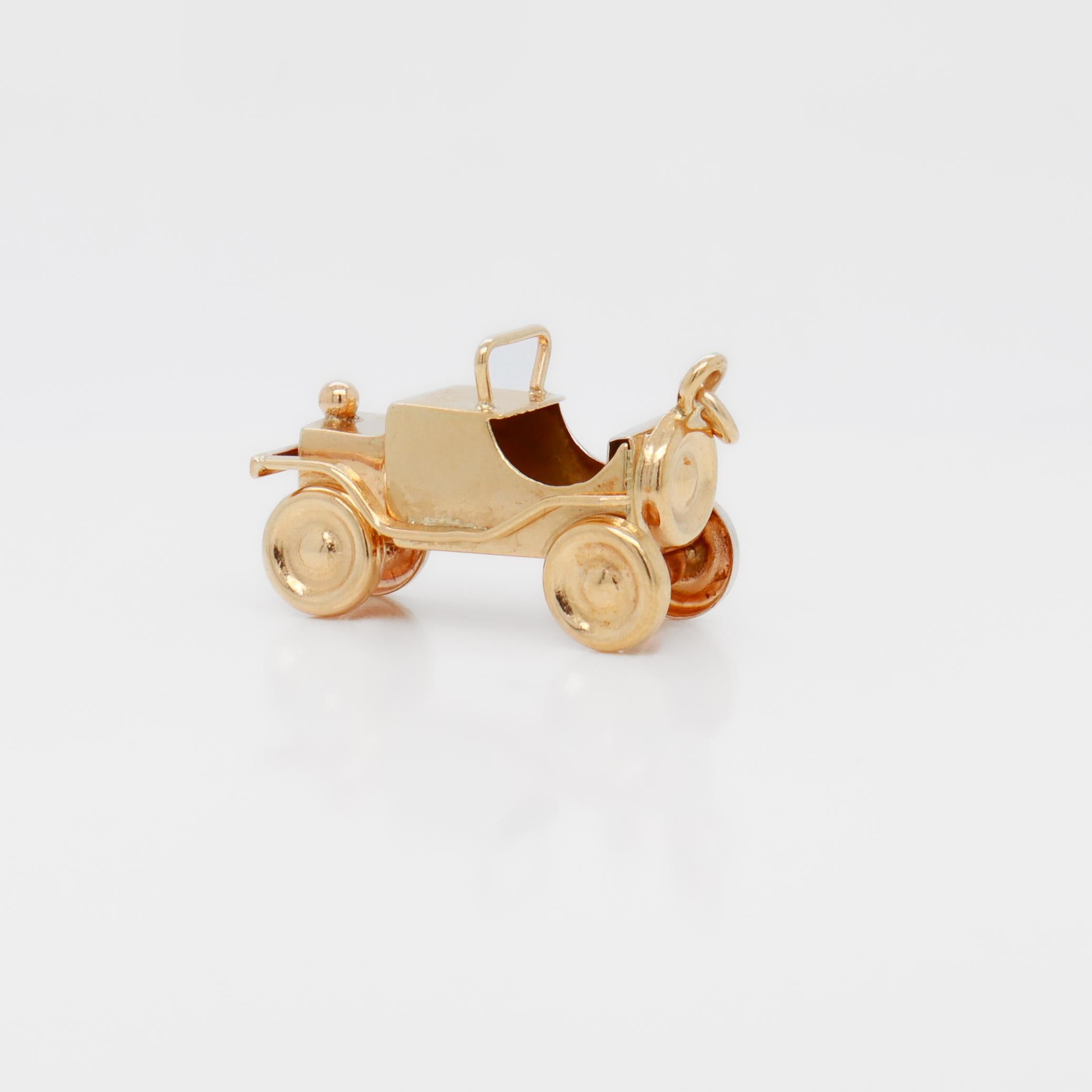 Breloque ancienne voiture ou automobile en or 18 carats pour bracelet en vente 4