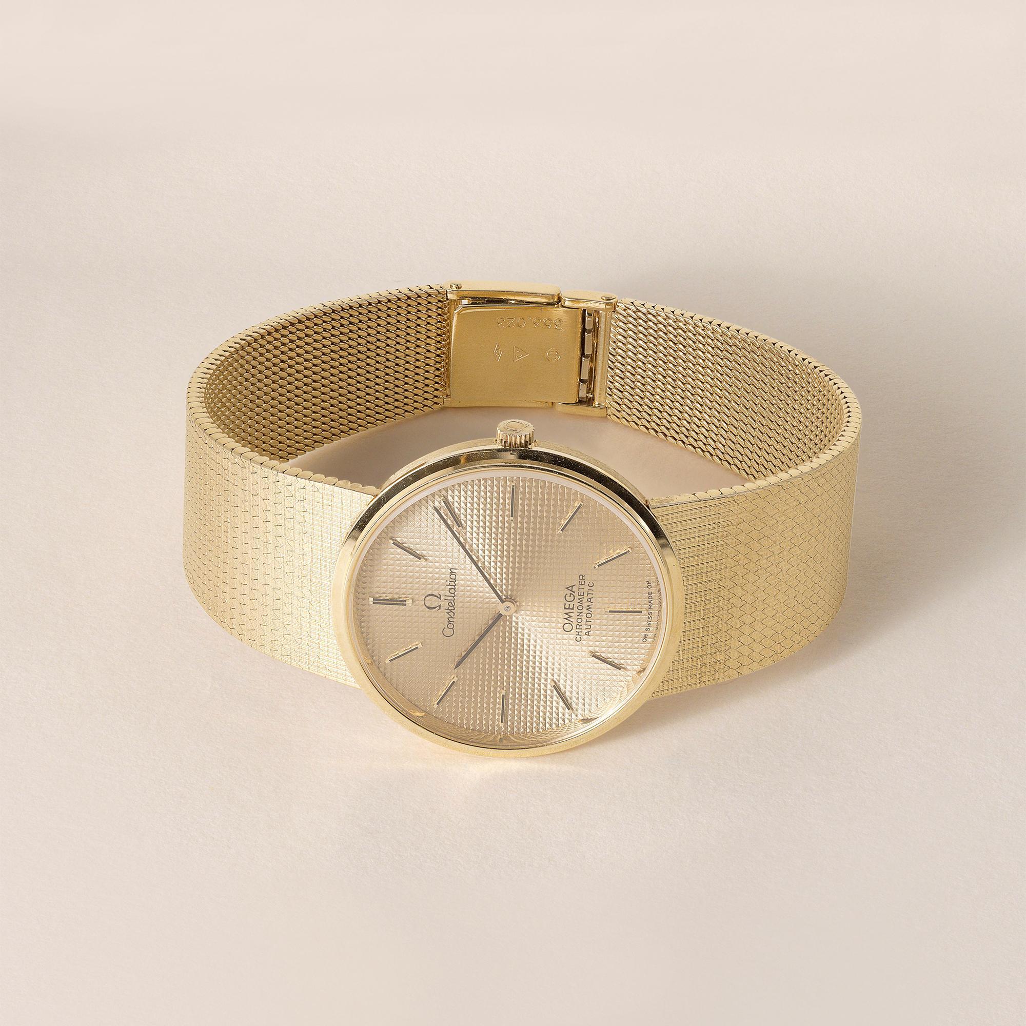 Si tratta di un orologio Omega Constellation d'epoca con cinturino in rete
in oro giallo massiccio 18 carati.
Circa 1970
Dettagli:
Fascia da 7 pollici
In ottime condizioni, molto pulito, quasi nessun graffio.
88 grammi di oro 18k
Batteria al