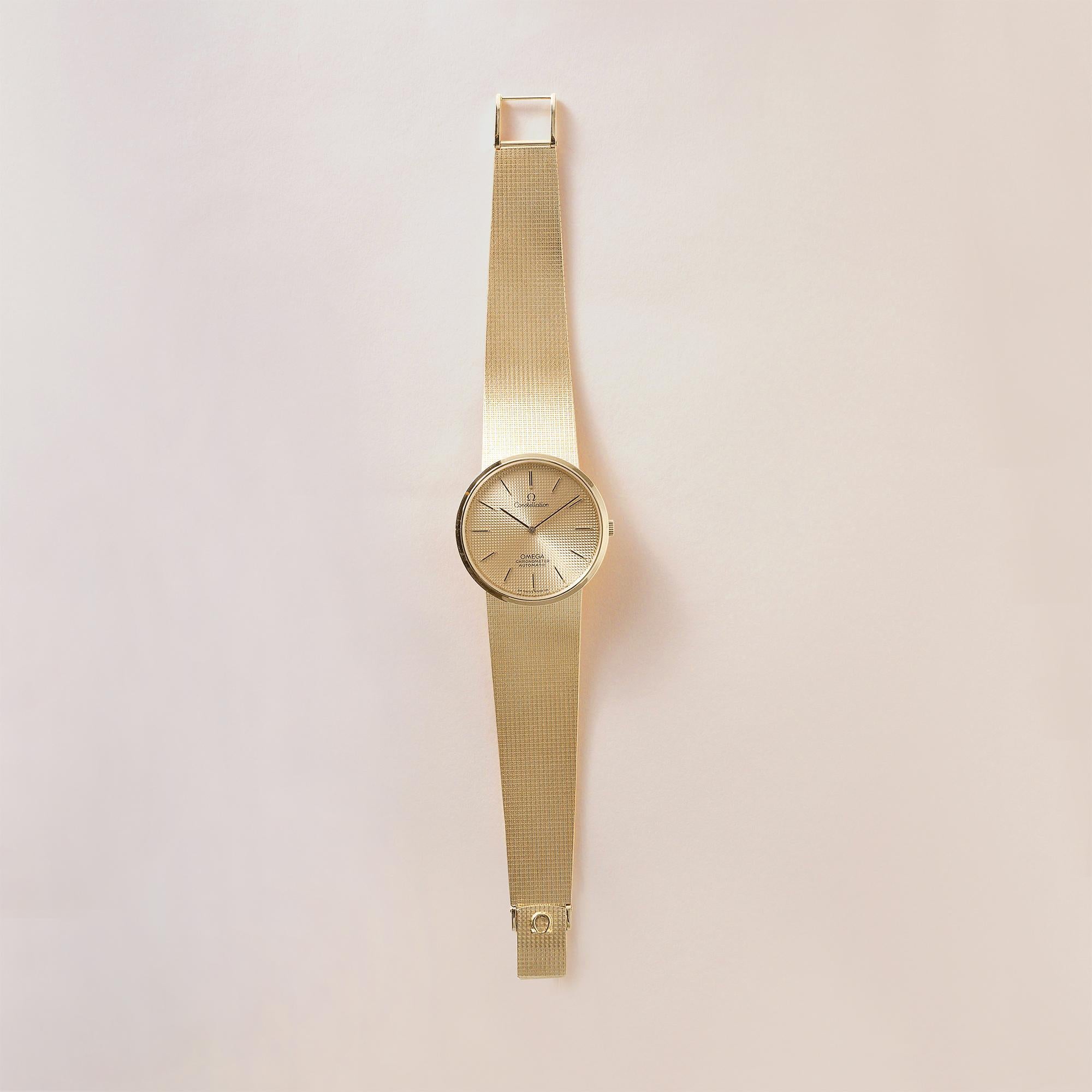 Moderno Orologio cronometro Omega Constellation d'epoca in oro 18 carati in vendita