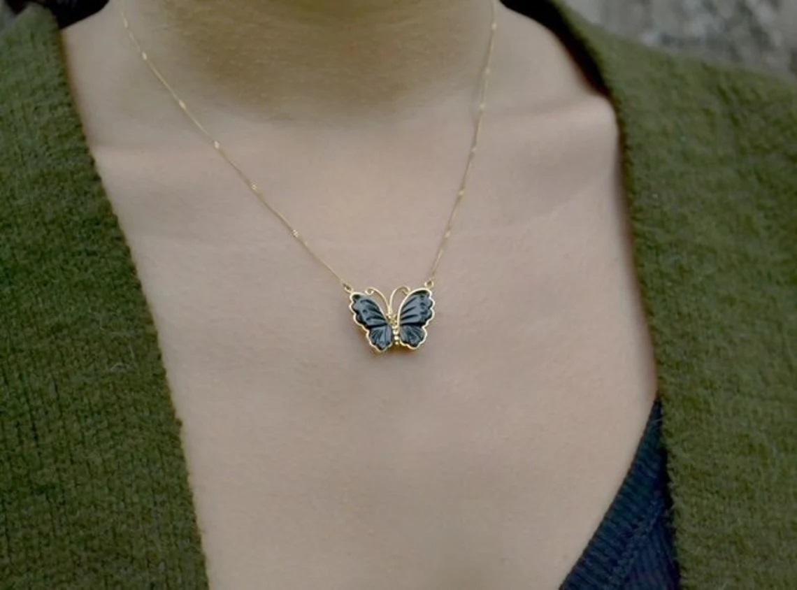 Vintage 18k Gold Onyx Schmetterling Halskette One-of-a-kind

Dieser Vintage-Schmetterlingsanhänger aus den 80er Jahren ist zierlich, elegant und auffallend zugleich. Der tiefschwarze Onyx und die filigranen Details machen dieses Stück sehr schön und