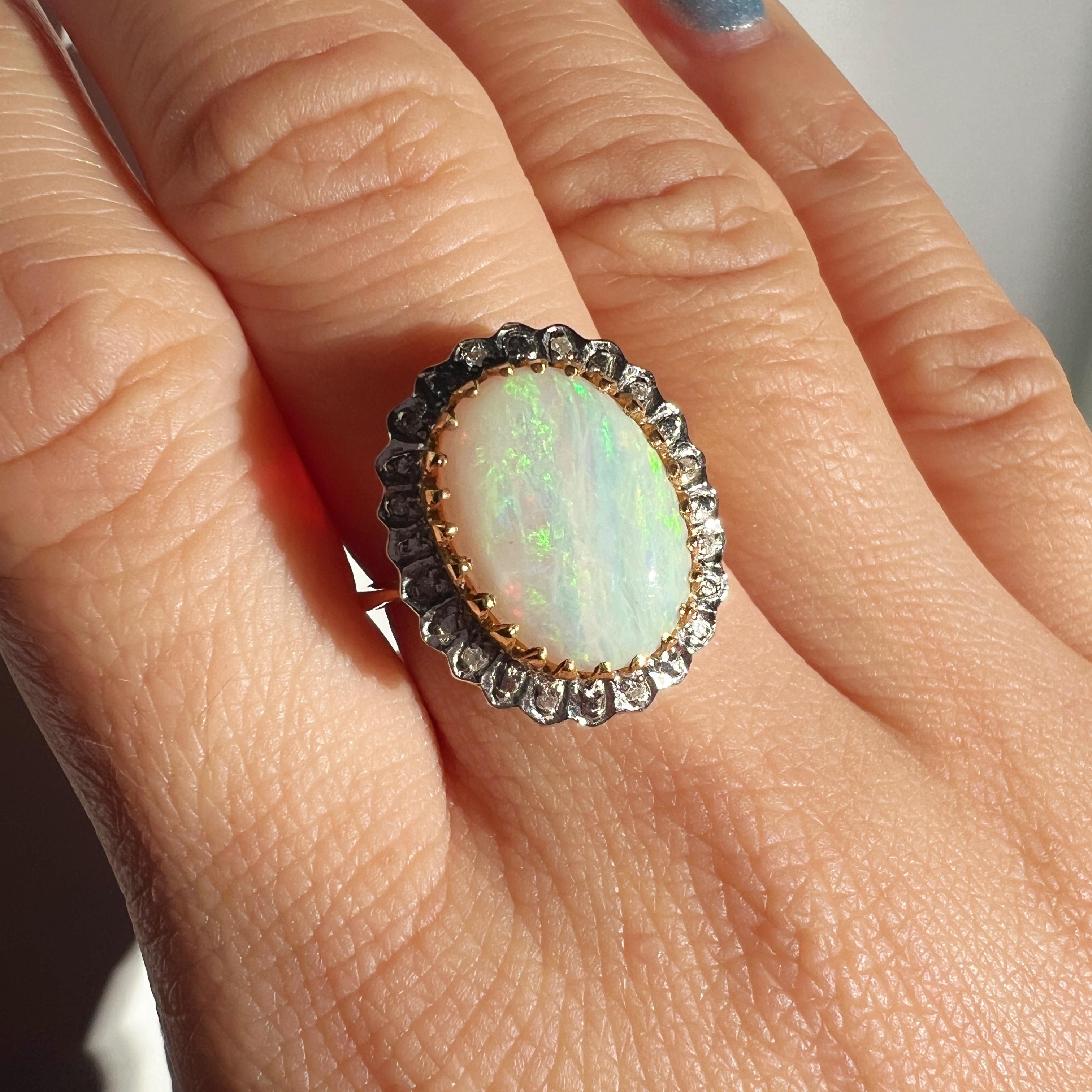 Vintage 18K gold opal diamond halo cocktail ring In Good Condition For Sale In Versailles, FR