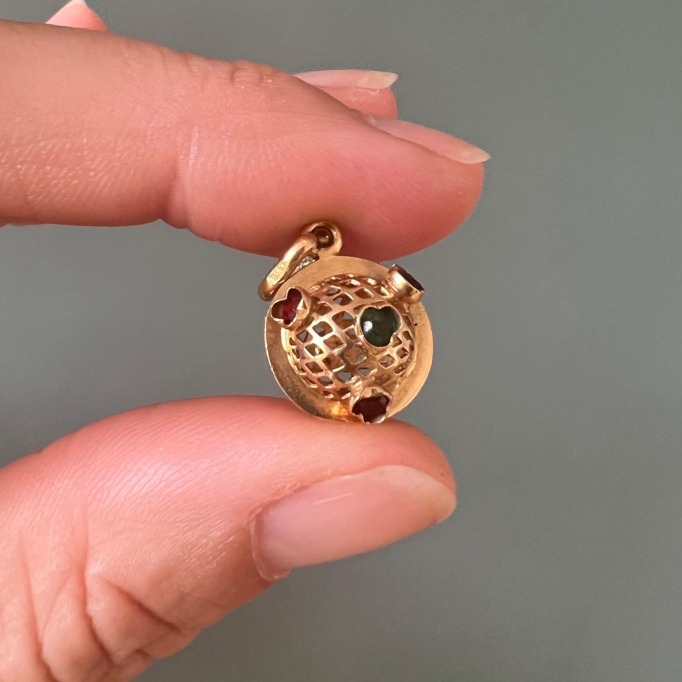 Un delizioso ciondolo vintage italiano in oro giallo 18 carati traforato e impreziosito da raffinate pietre colorate. Il charm è ben modellato in una sfera rotonda traforata e incastonata con pietre multicolori sulla superficie.

Colleziona i tuoi