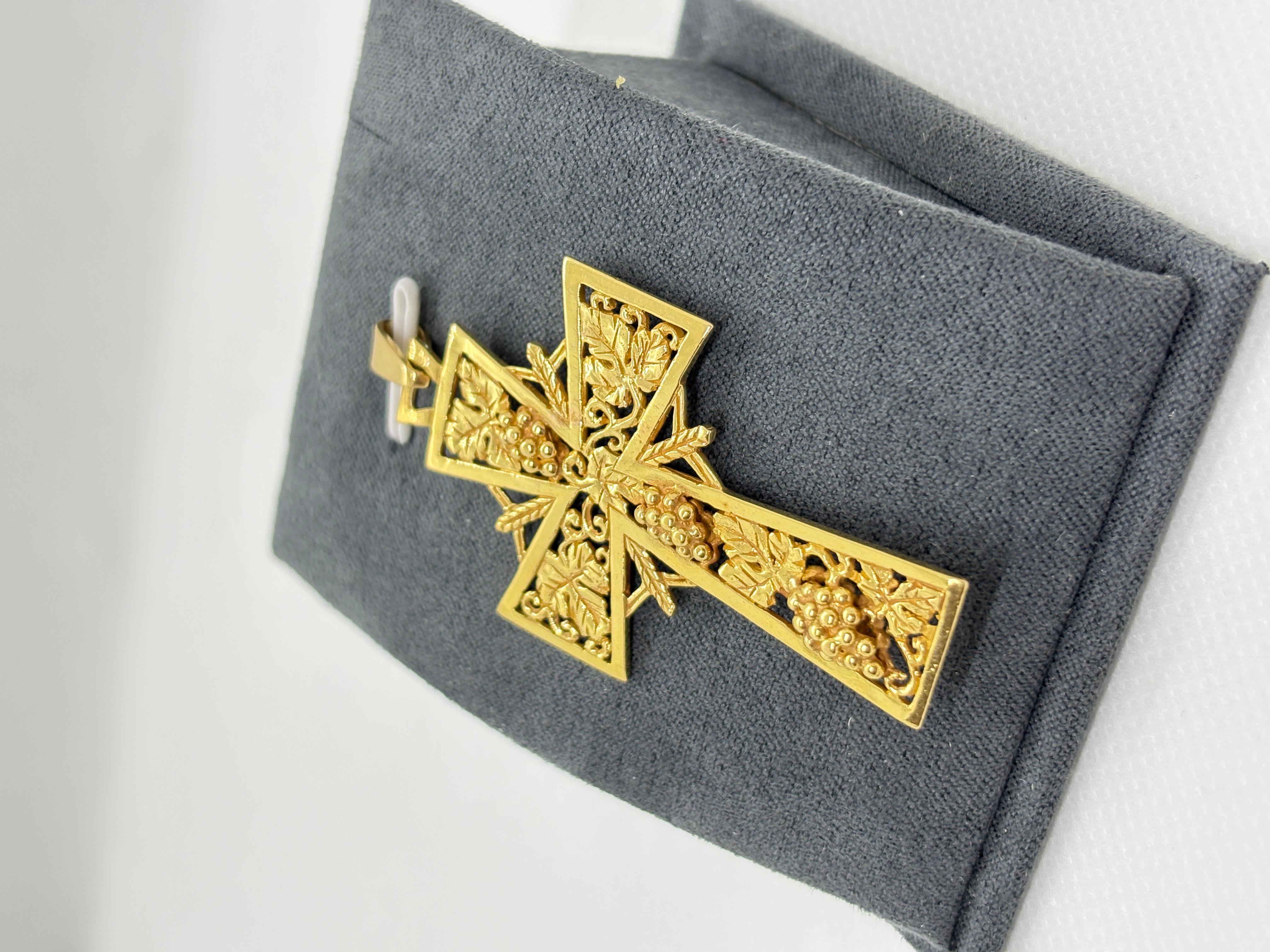 Neobarocco Ciondolo a croce ornato in oro 18k d'epoca - Lavorazione artigianale francese con uva e vite in vendita