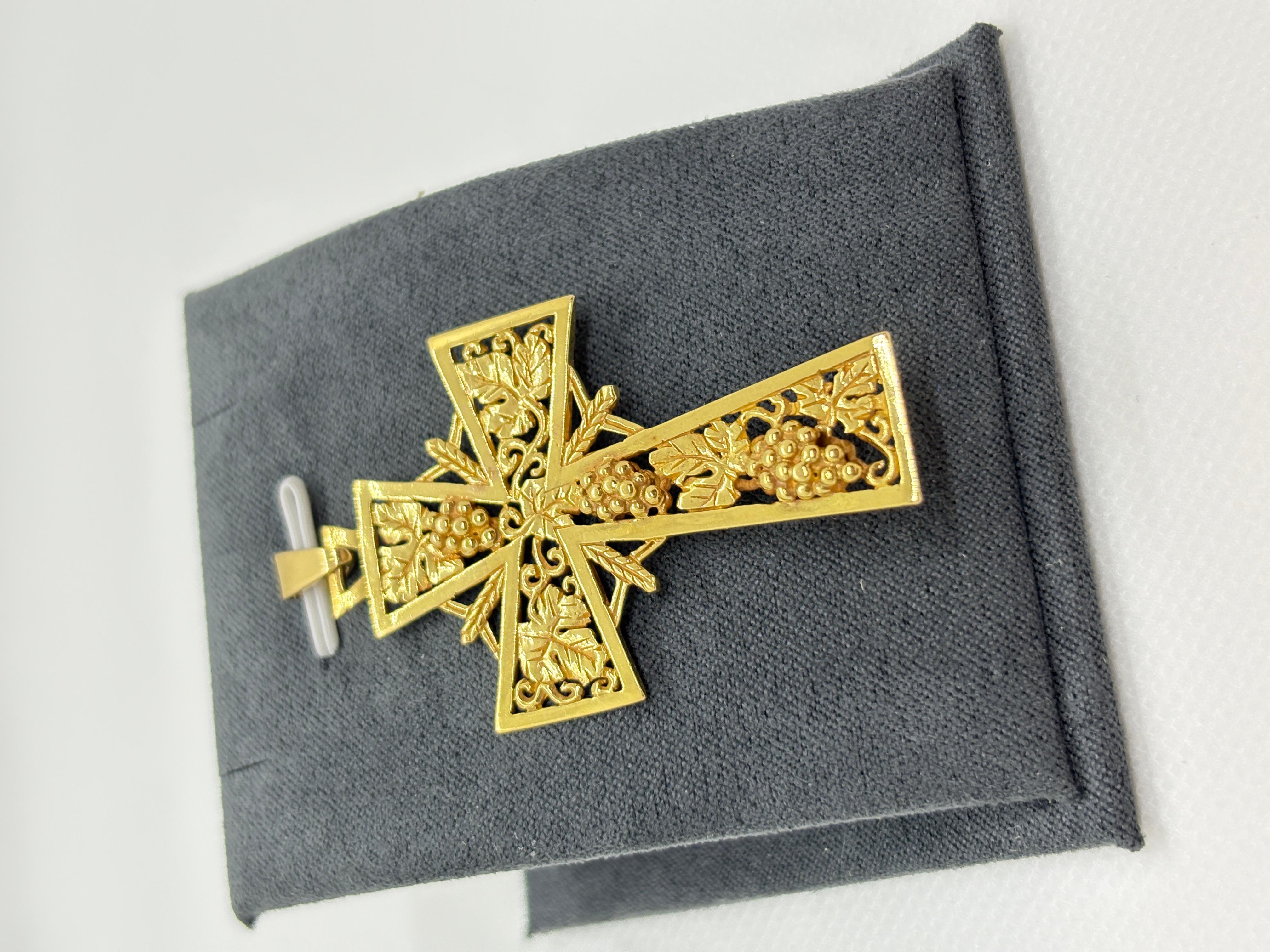 Ciondolo a croce ornato in oro 18k d'epoca - Lavorazione artigianale francese con uva e vite In condizioni buone in vendita a BÉZIERS, FR