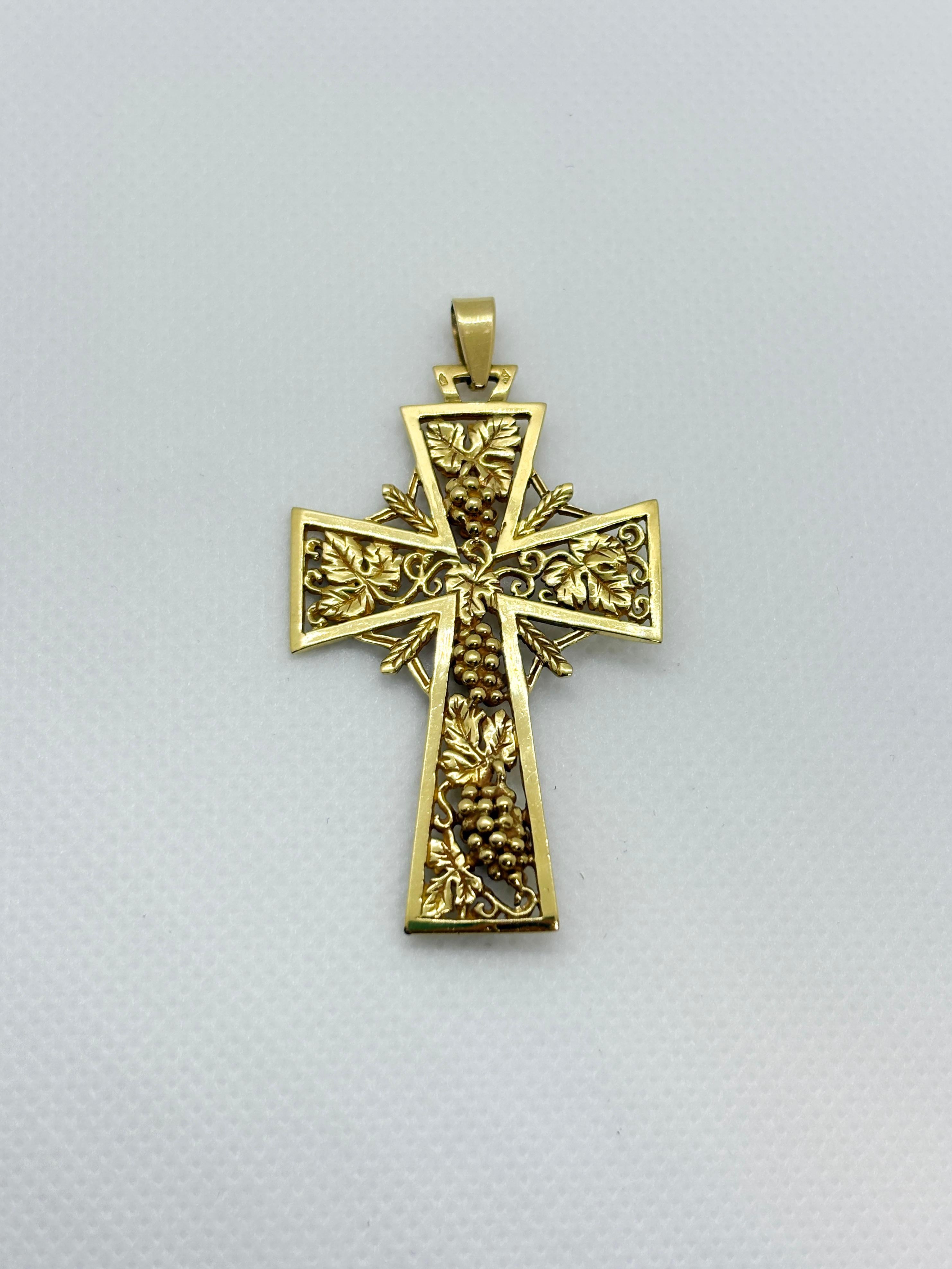 Ciondolo a croce ornato in oro 18k d'epoca - Lavorazione artigianale francese con uva e vite in vendita 2