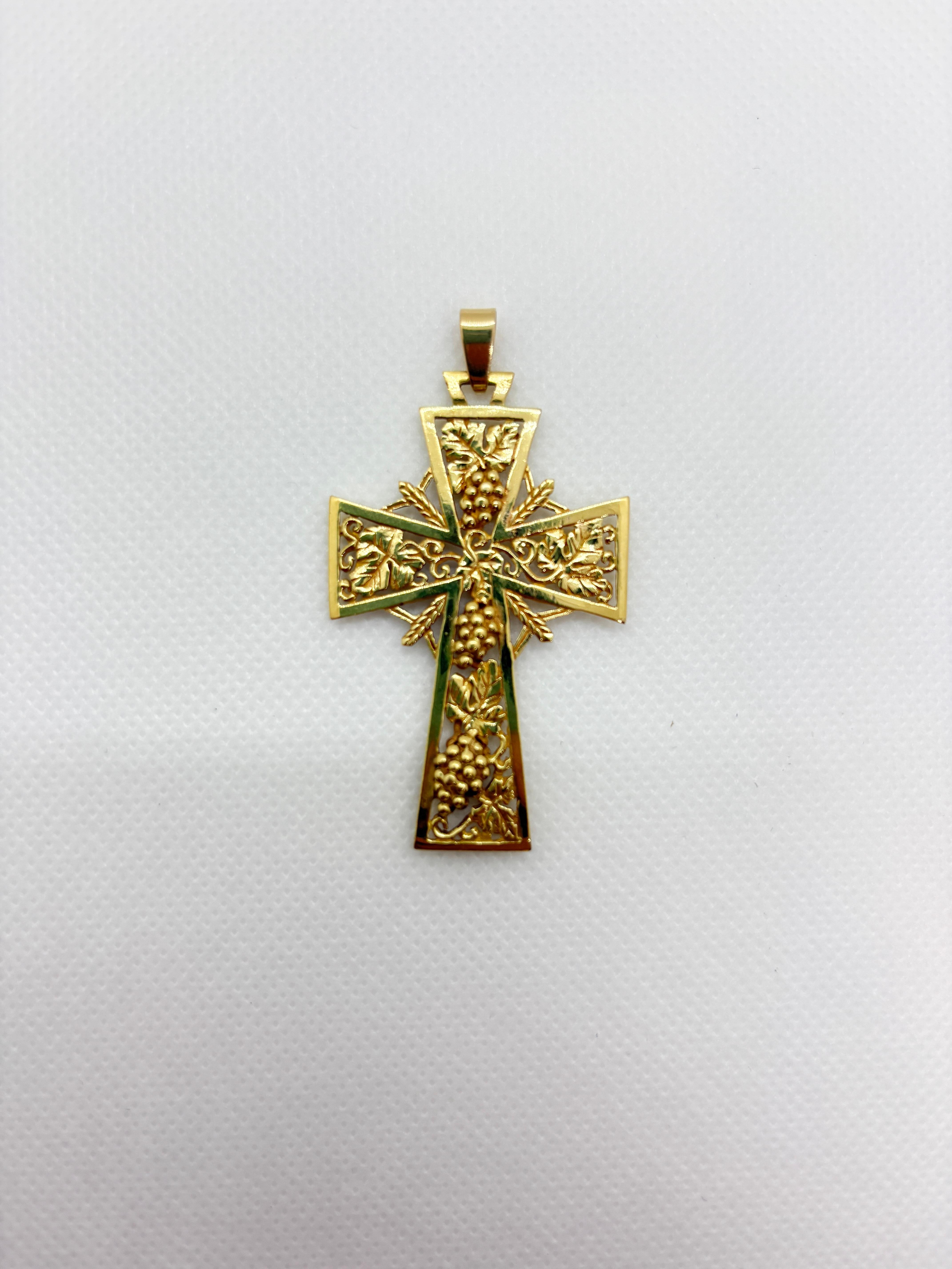 Ciondolo a croce ornato in oro 18k d'epoca - Lavorazione artigianale francese con uva e vite in vendita 3