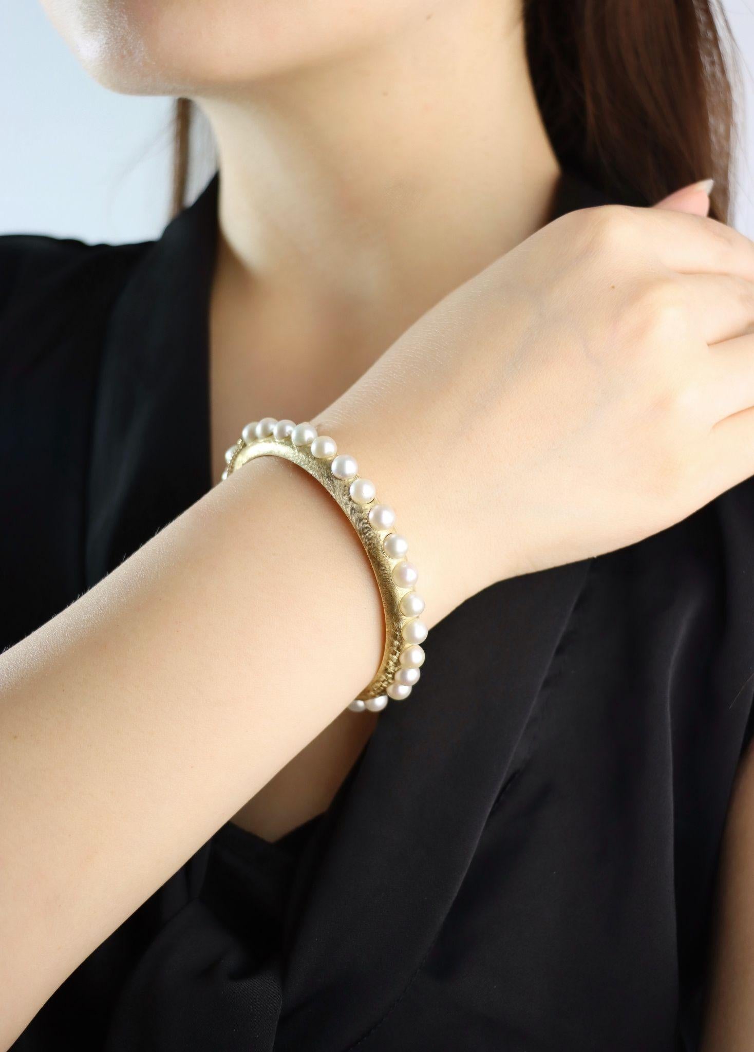 Bracelet de perles vintage en or 18K

Marqué :
18K

Dimensions approximatives :
18 cm (longueur) 
0,95 cm (largeur)
5,54 mm - 5,8 mm (Perle)
29,5 grammes.

** Les diamants et les pierres de couleur sont mesurés dans la mesure où les montures le