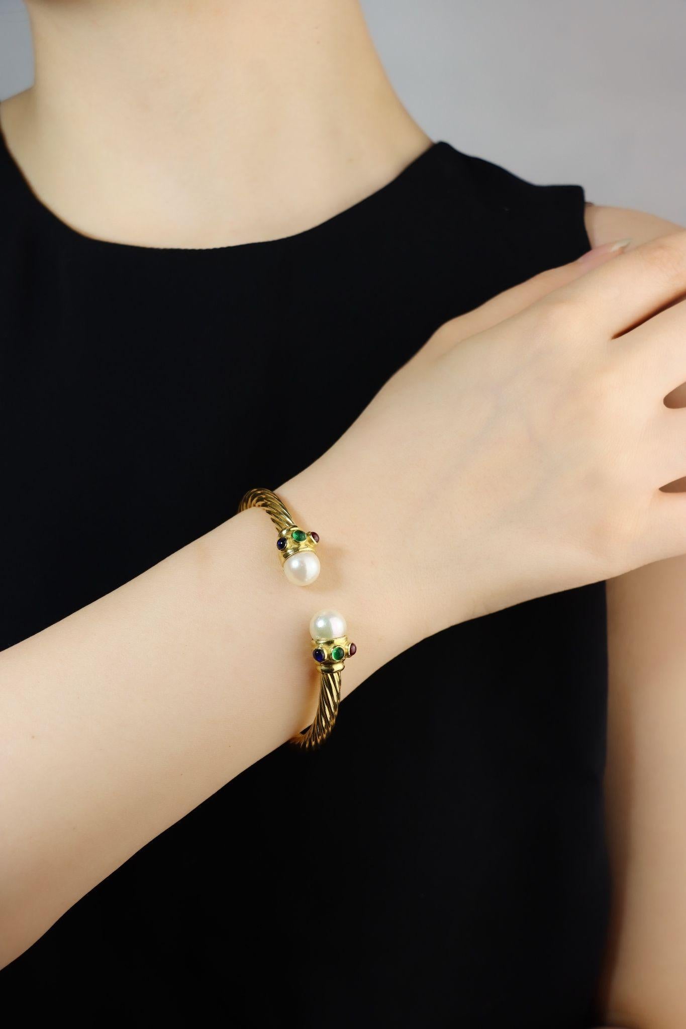 Bracciale vintage in oro 18 carati con perle, rubini, zaffiri e smeraldi

Contrassegnato:
750

Dimensioni approssimative:
17 cm (lunghezza) 
0,5 cm (larghezza)
8,95 - 9,08 mm (Perla)
24,7 grammi di peso.

** I diamanti e le pietre colorate sono