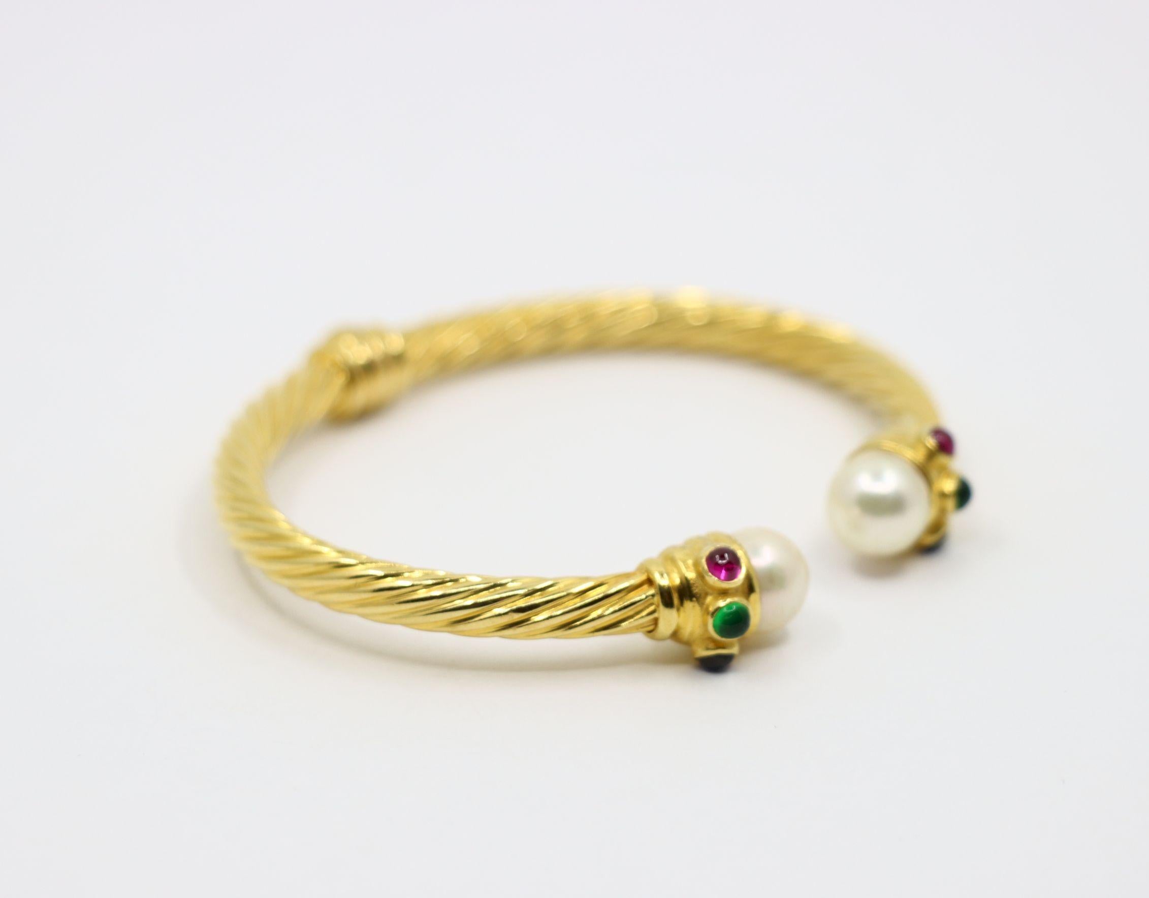 Bracciale vintage in oro 18 carati con perle, rubini, zaffiri e smeraldi In condizioni buone in vendita a Flushing, NY