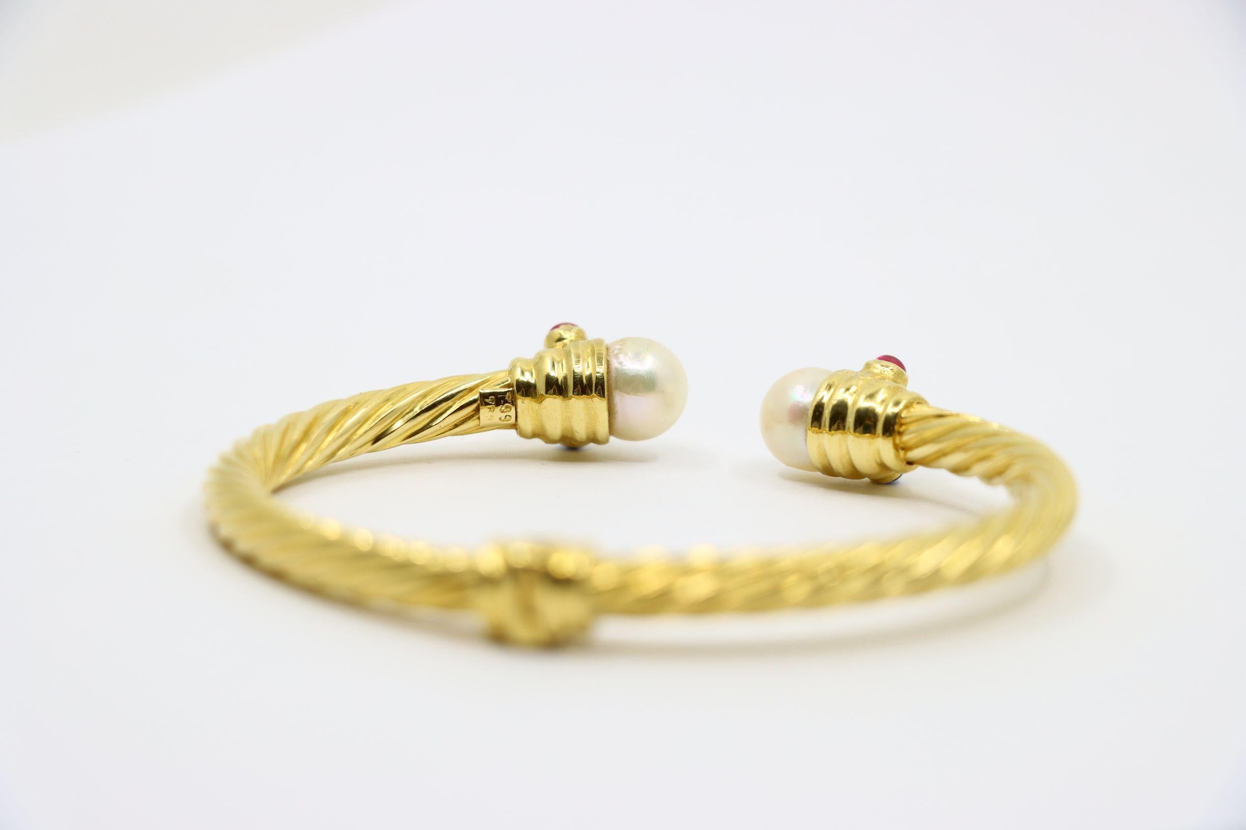 Bracciale vintage in oro 18 carati con perle, rubini, zaffiri e smeraldi in vendita 2