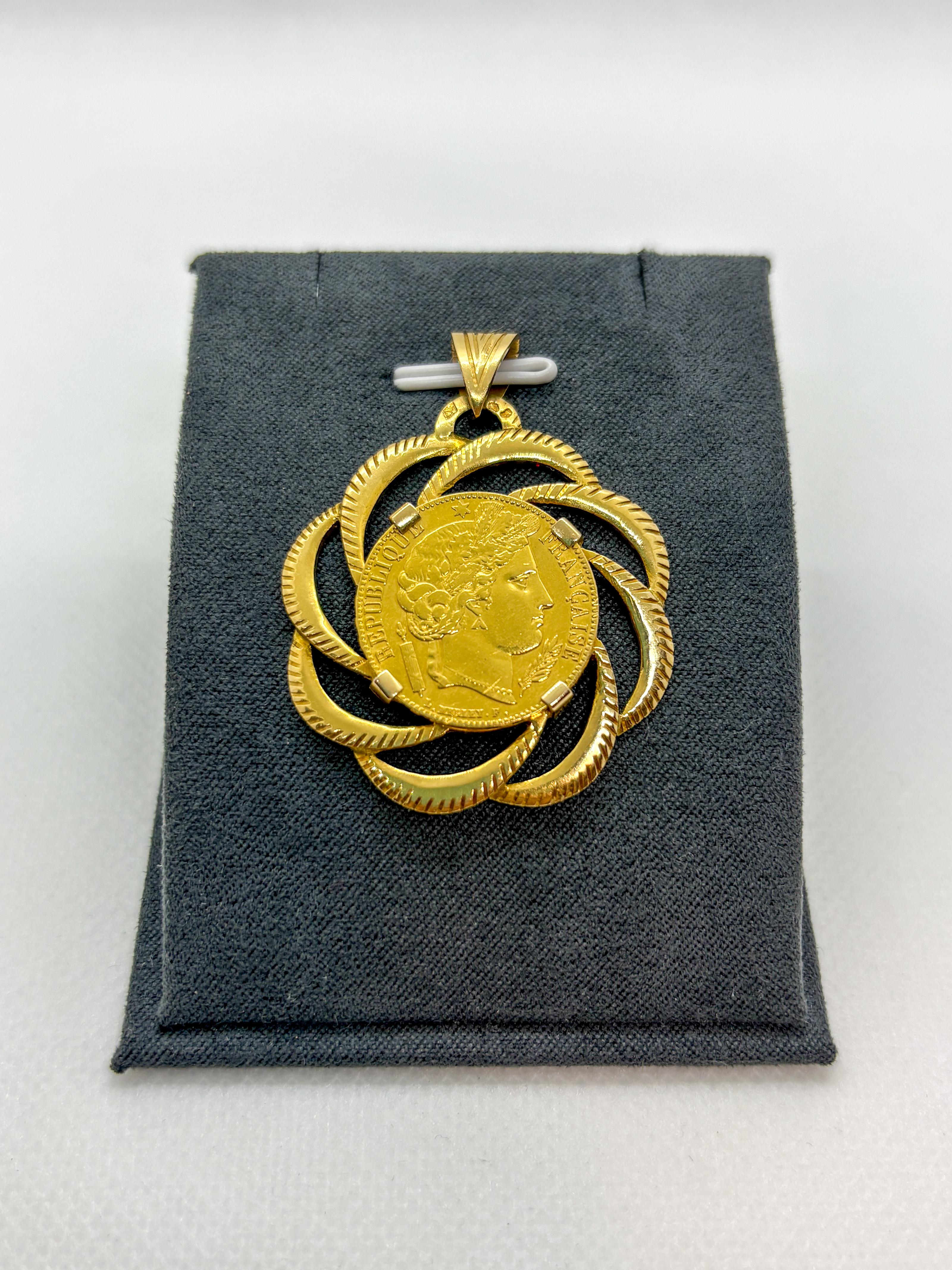 Magnificent vintage 18k yellow gold pendant featuring an authentic French 20 Francs Cérès coin dated 1851 (Paris Mint, “A” mark). The obverse bears the effigy of Cérès surrounded by “RÉPUBLIQUE FRANÇAISE,” while the reverse displays the denomination