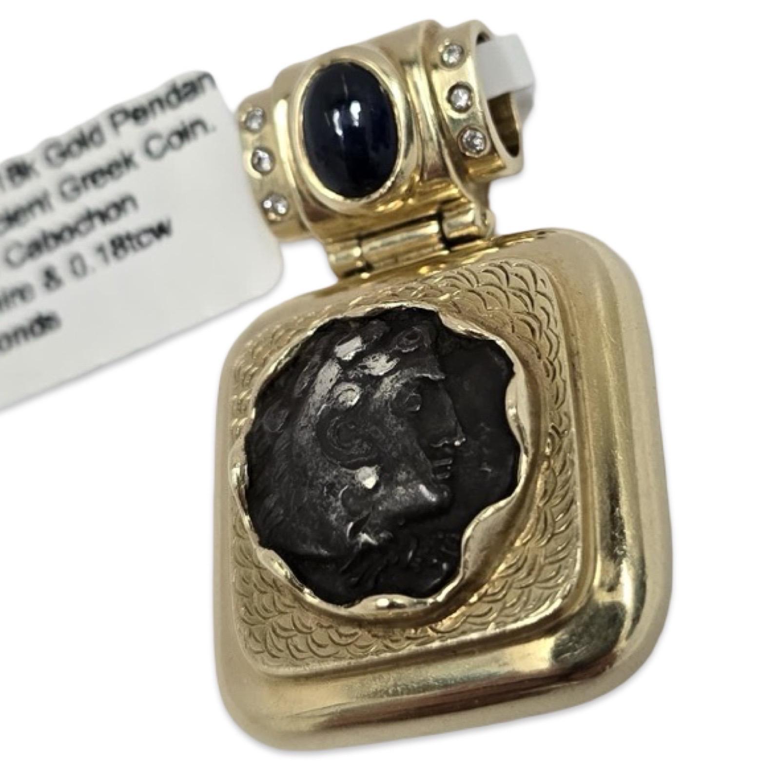 Exceptionnel pendentif vintage en or jaune 18 carats (19,7 g) mettant en valeur une authentique pièce de monnaie grecque ancienne, élégamment encadrée d'or riche. Au-dessus, un saphir cabochon de 7,5 mm offre des tons bleus royaux profonds,