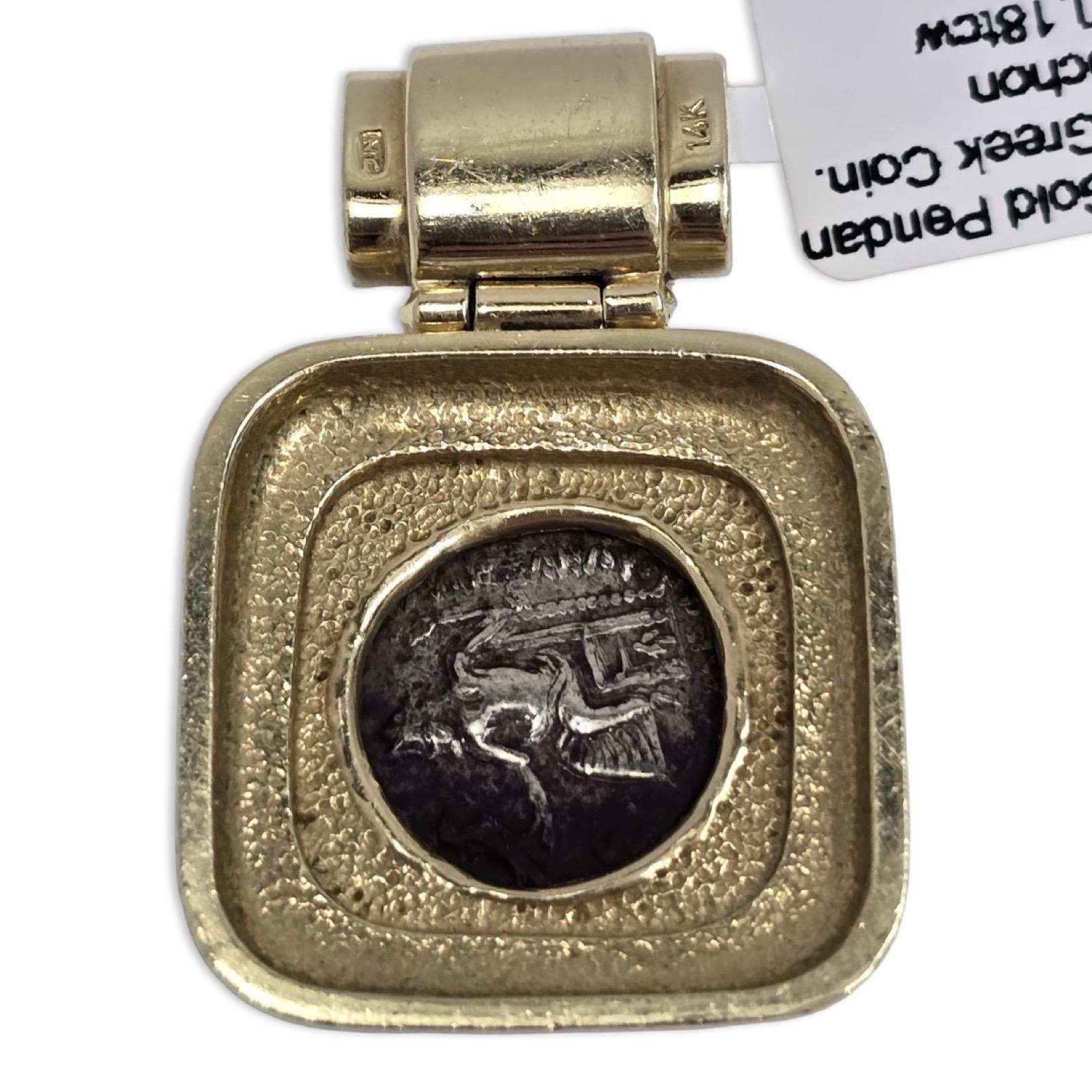 Taille cabochon Pendentif vintage en or 18K avec pièce de monnaie grecque ancienne, saphir et diamants en vente
