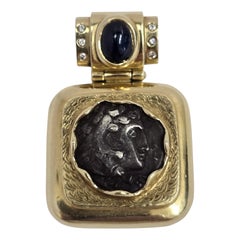 Pendentif vintage en or 18K avec pièce de monnaie grecque ancienne, saphir et diamants