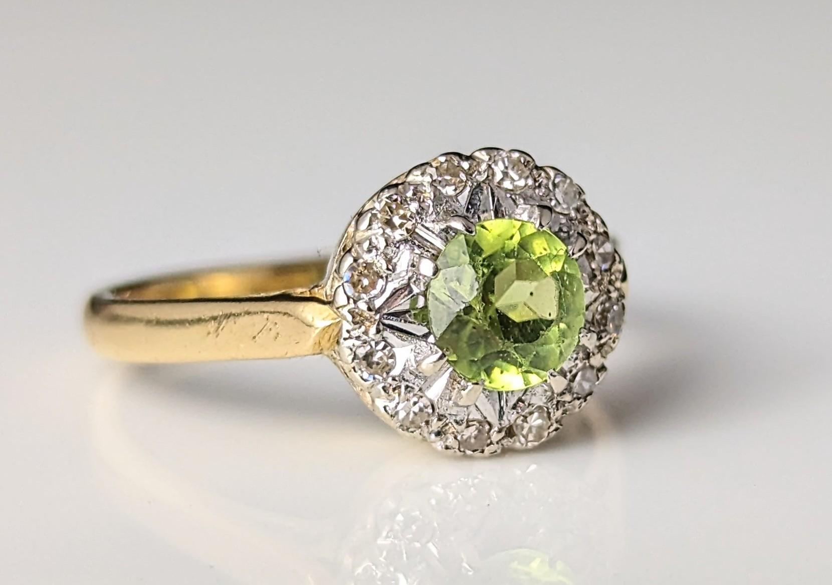Vintage 18k gold Peridot and Diamond cluster ring  6