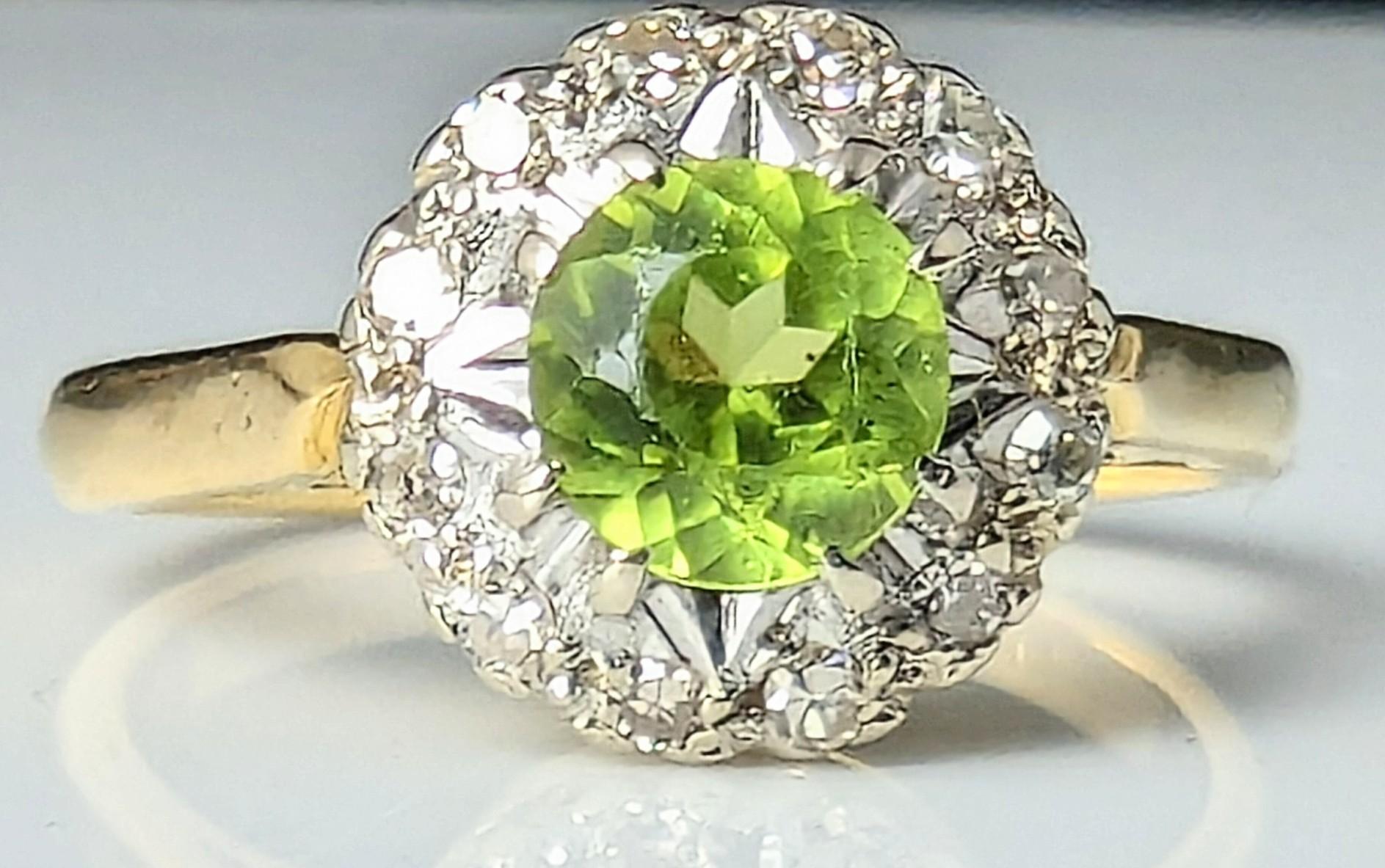 Vintage 18k gold Peridot and Diamond cluster ring  1