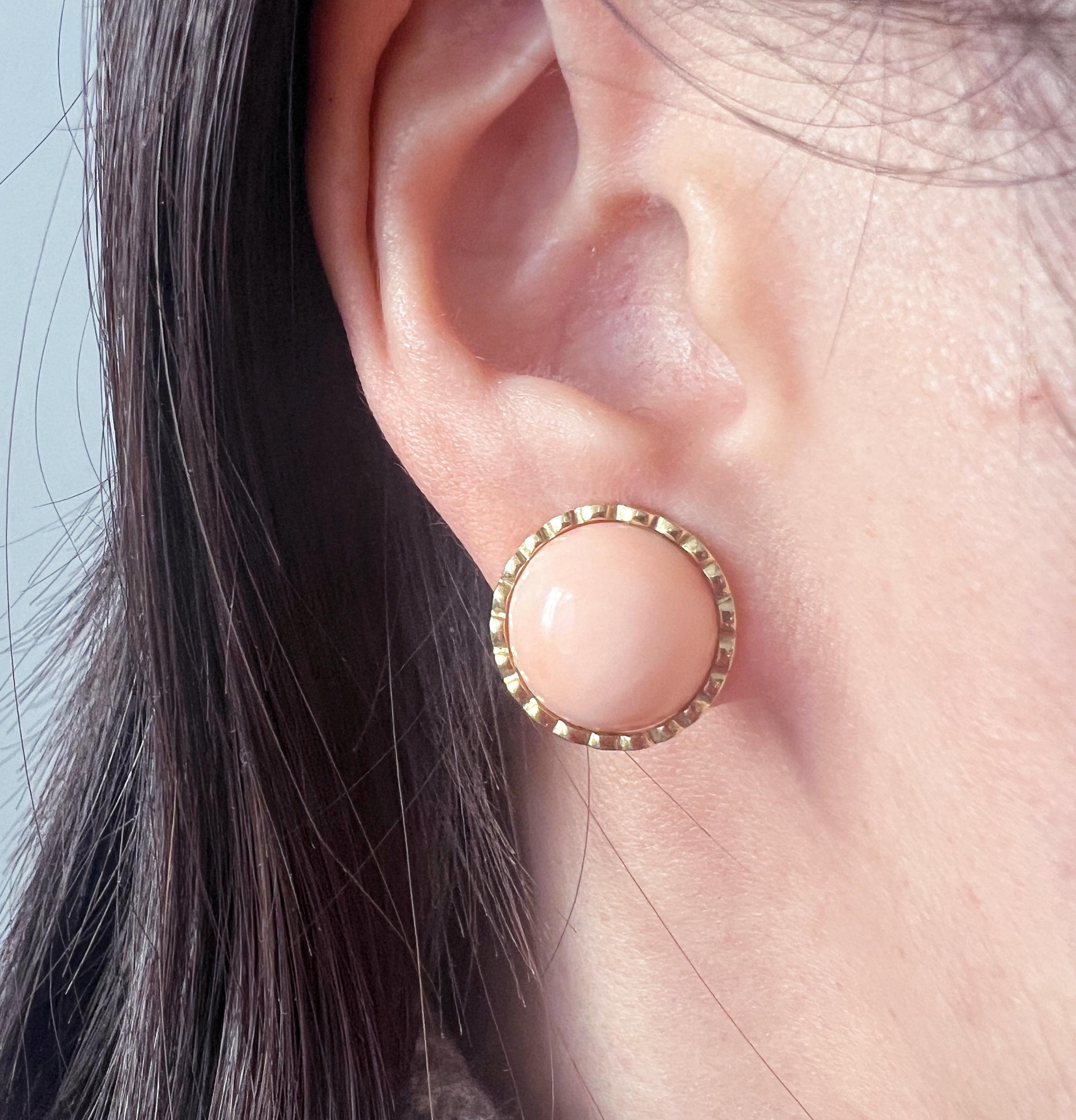 Clips d'oreilles boutons vintage en or 18 carats et corail peau d'ange rose en vente 4