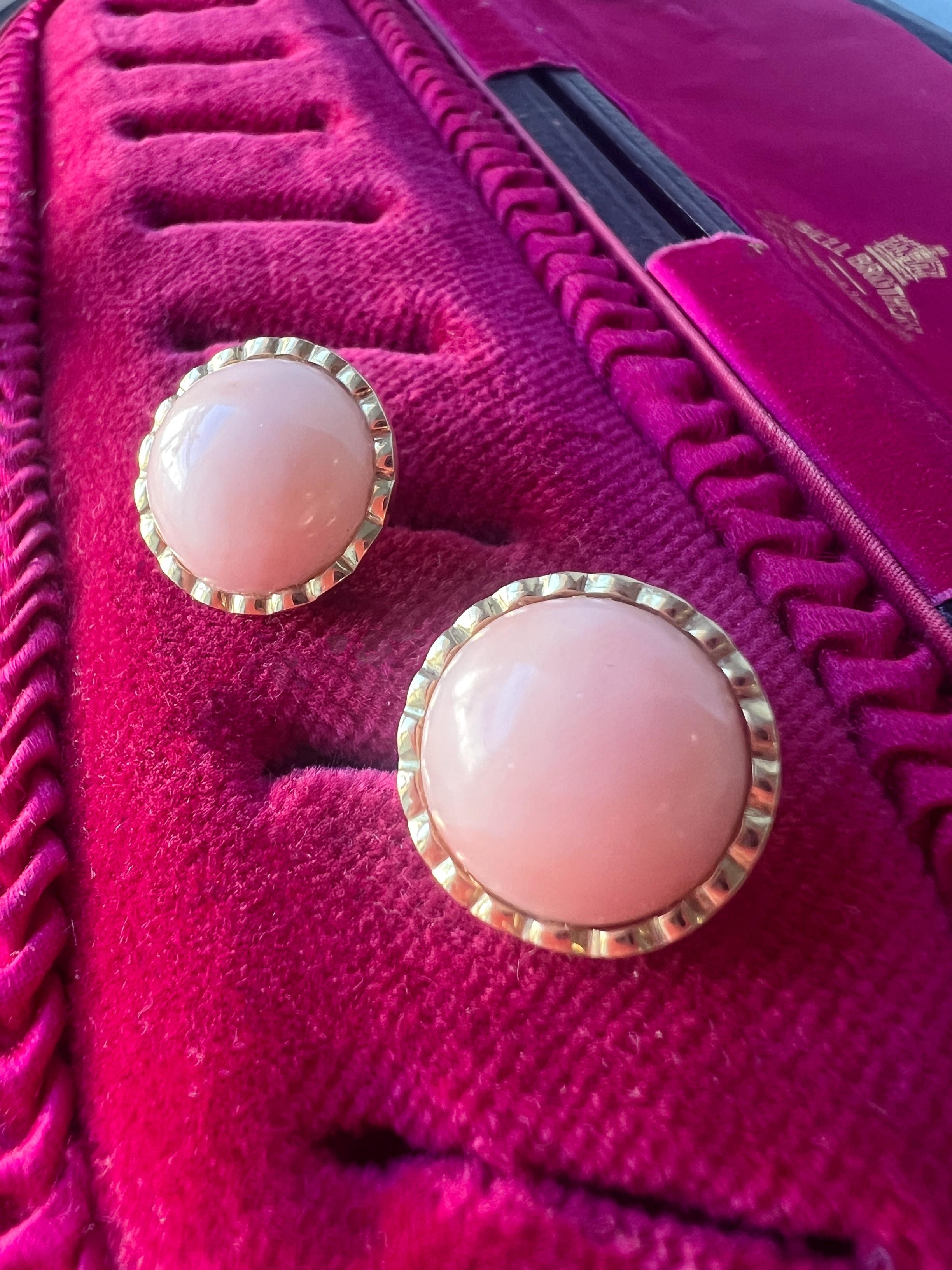 In ethereal nude tones, mixed with gentle shades of pink, this beautiful pair of angel skin pink coral earrings recall us that spring is not very far anymore! The earrings, which feature round pink coral cabochon, all set on delicate 18K yellow