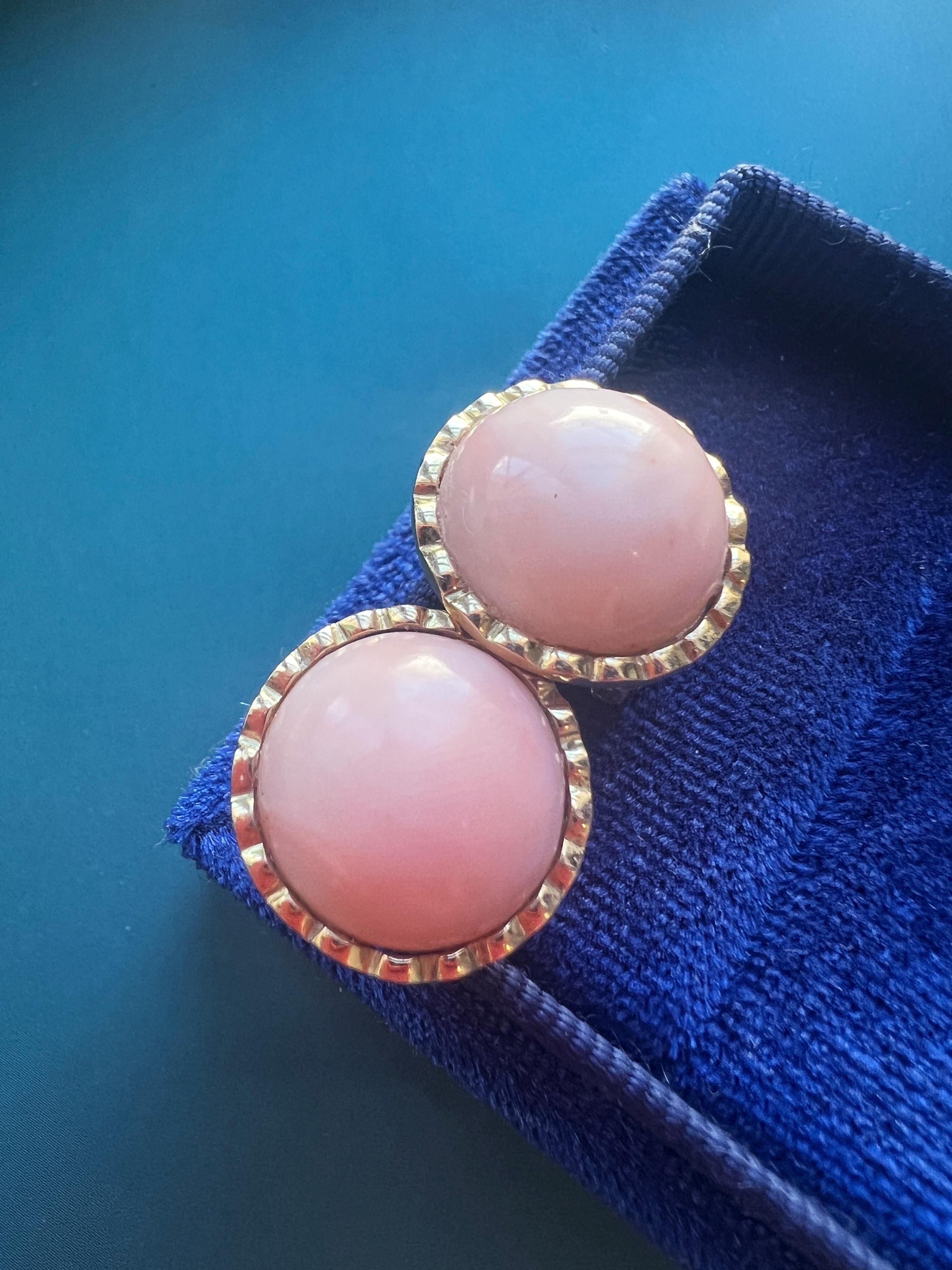 Taille cabochon Clips d'oreilles boutons vintage en or 18 carats et corail peau d'ange rose en vente