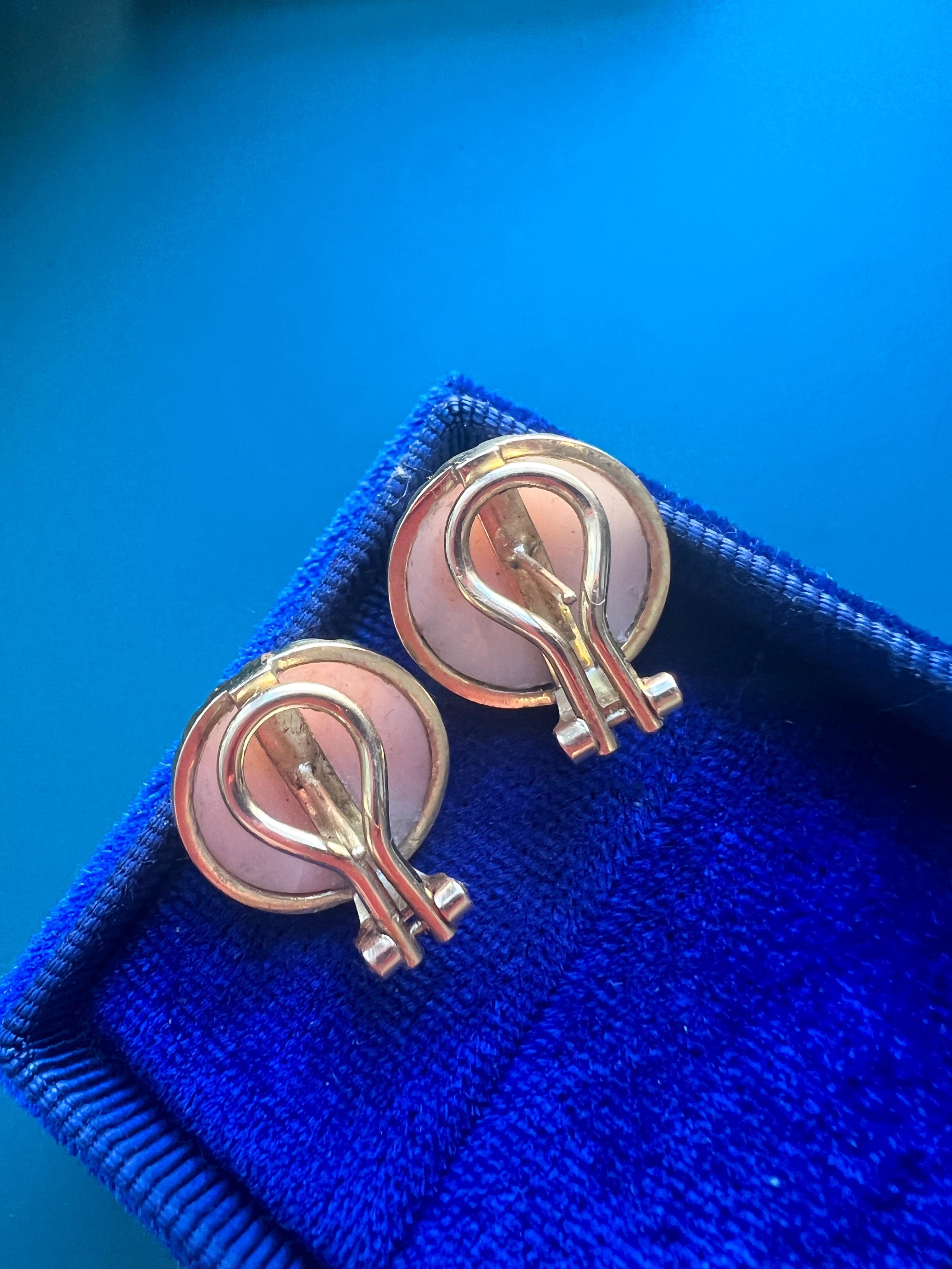 Clips d'oreilles boutons vintage en or 18 carats et corail peau d'ange rose Bon état - En vente à Versailles, FR