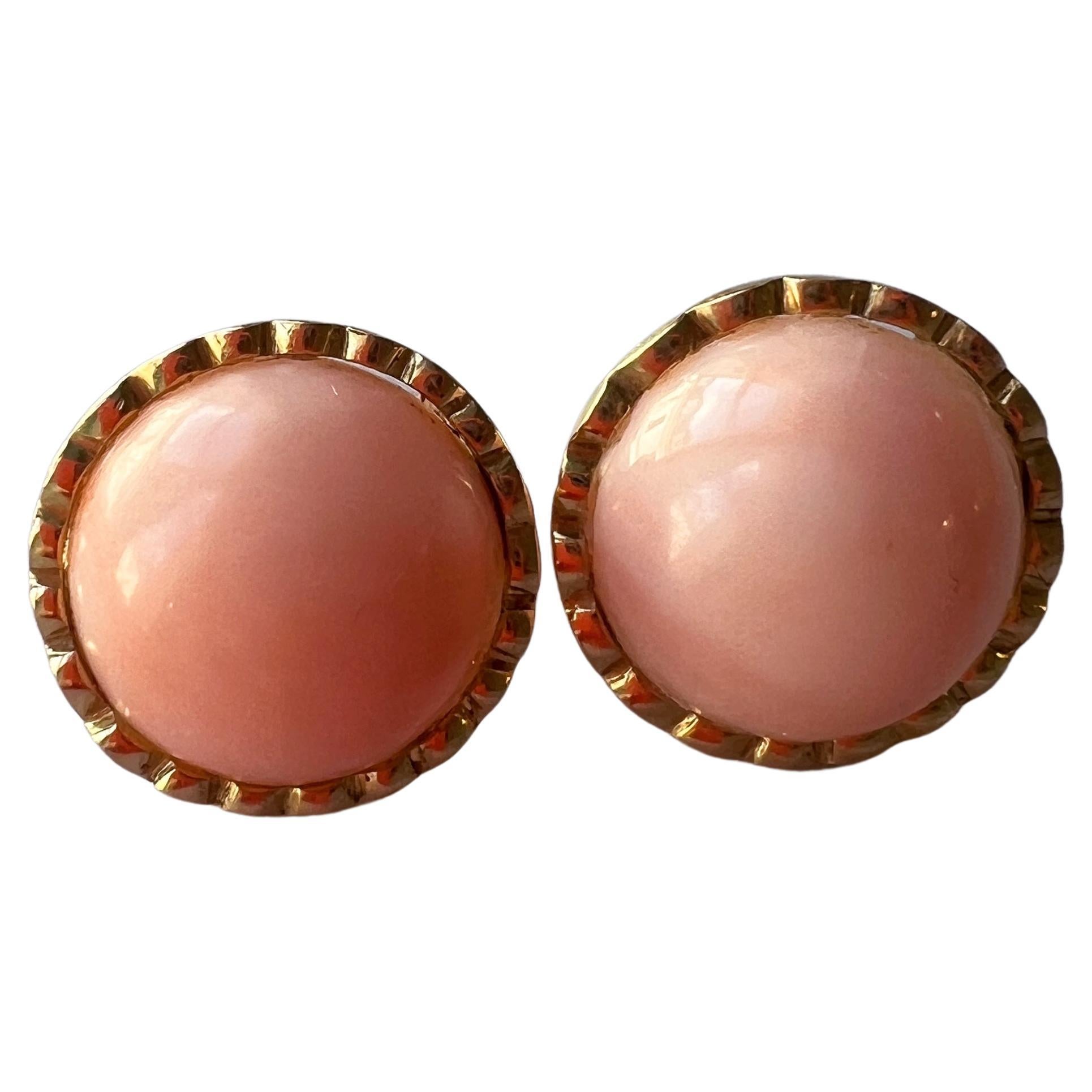 Clips d'oreilles boutons vintage en or 18 carats et corail peau d'ange rose en vente