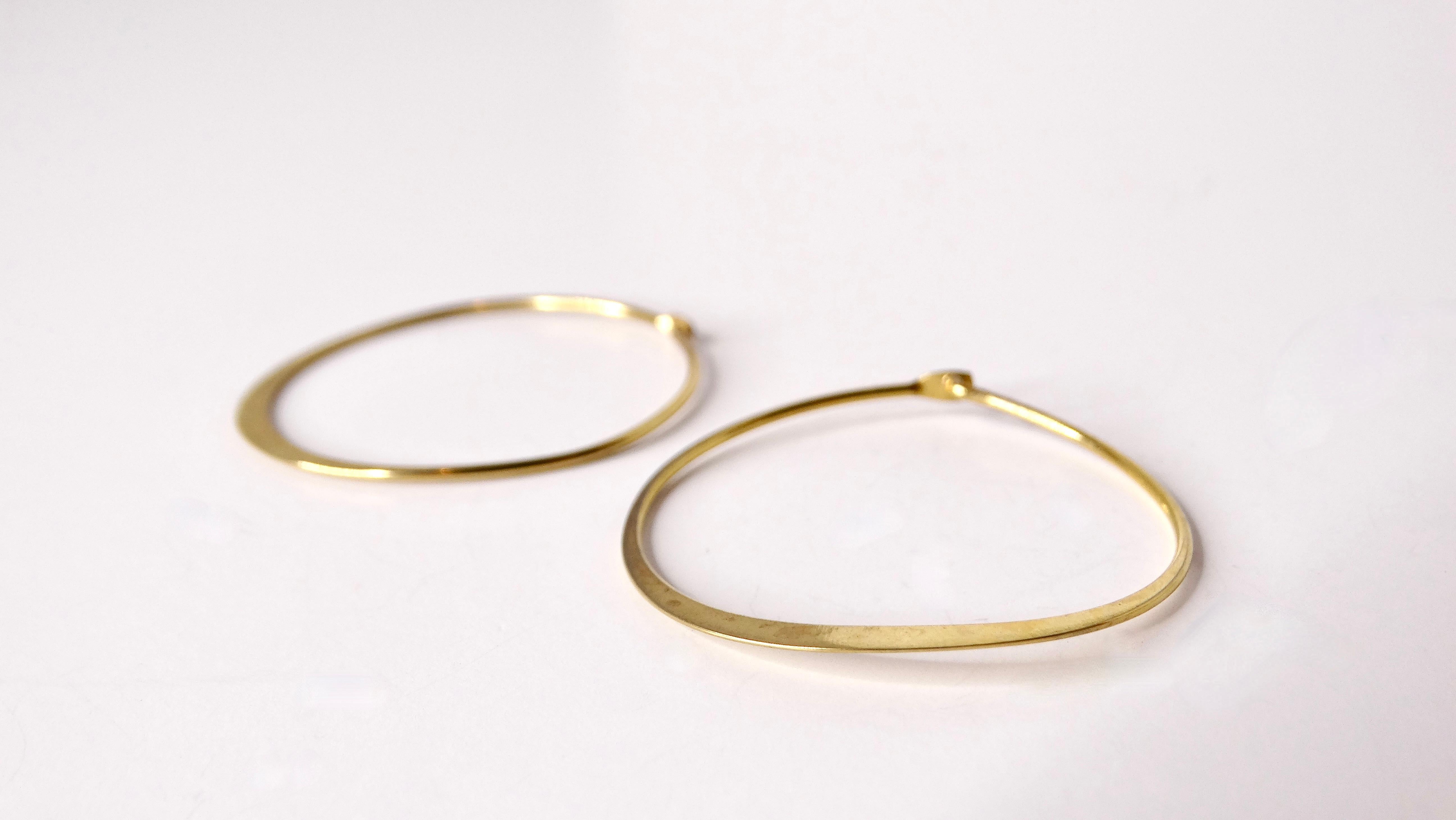 Elevate your accessory game with these Vintage 18k Gold Plated Skinny Curved Hoop Earrings. Their sleek, minimalist design ensures they are versatile enough to transition from day to night effortlessly. These earrings are crafted in a timeless