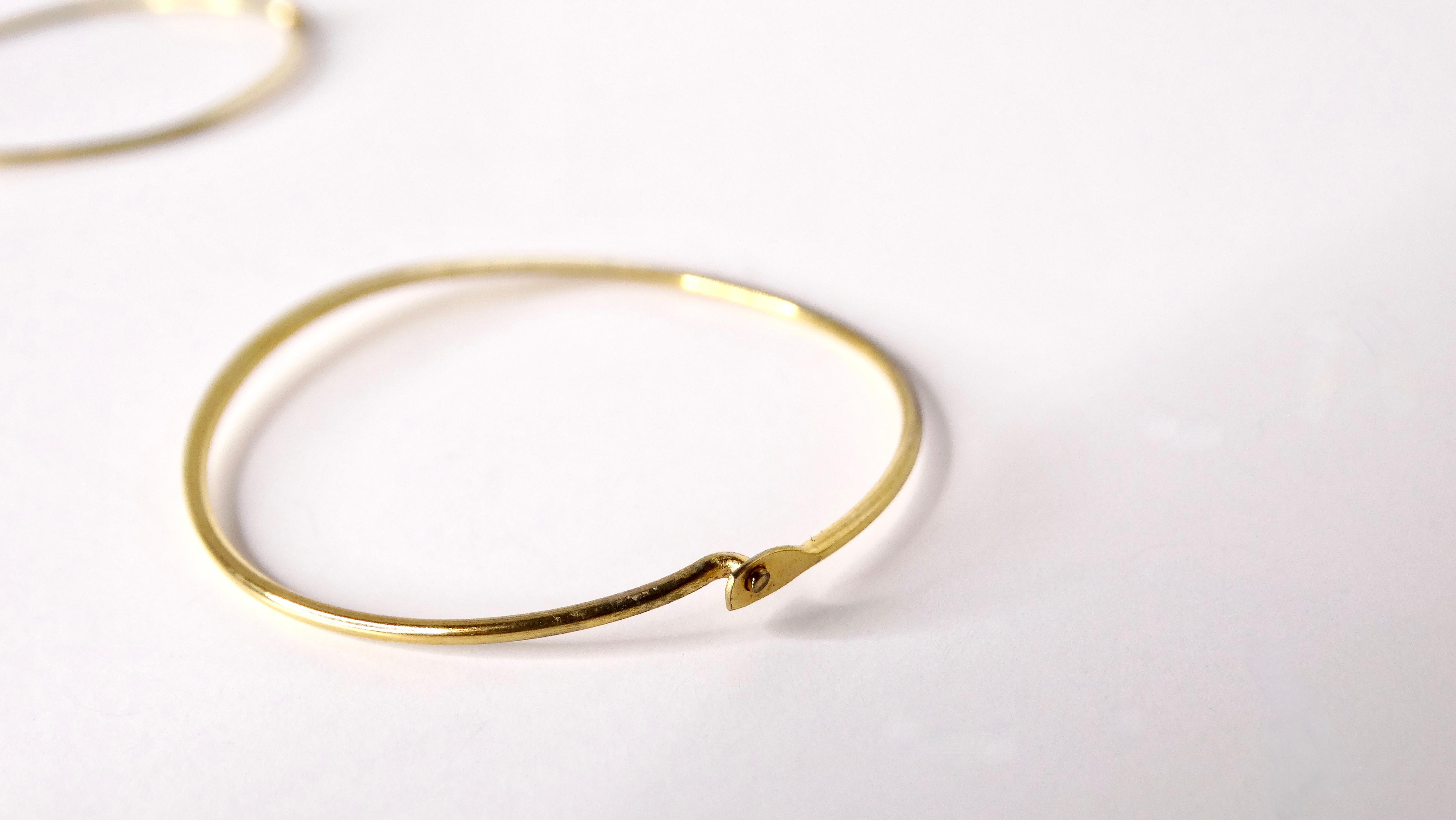 Vintage 18k Gold Plated Skinny Curved Hoop Earrings In Good Condition For Sale In Scottsdale, AZ