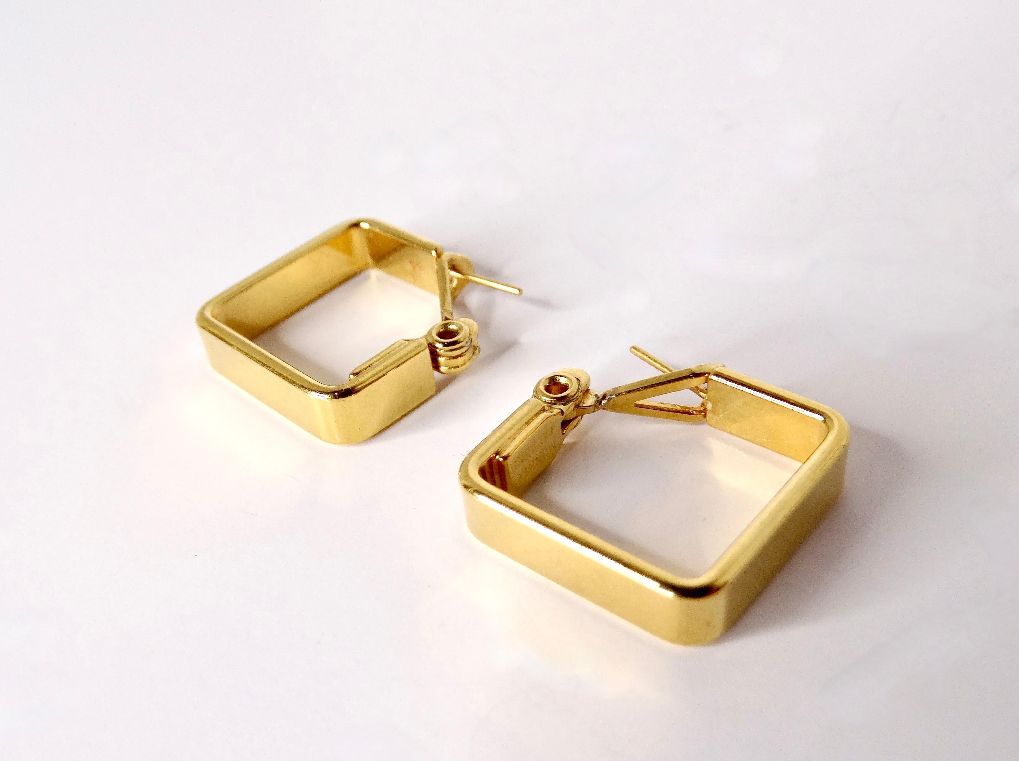 Elevate your jewelry collection with these exquisite Vintage 18k Gold Plated Square Hoop Earrings. Combining classic design with modern aesthetics, these earrings are a statement piece that can easily transition from day to night. The sleek square
