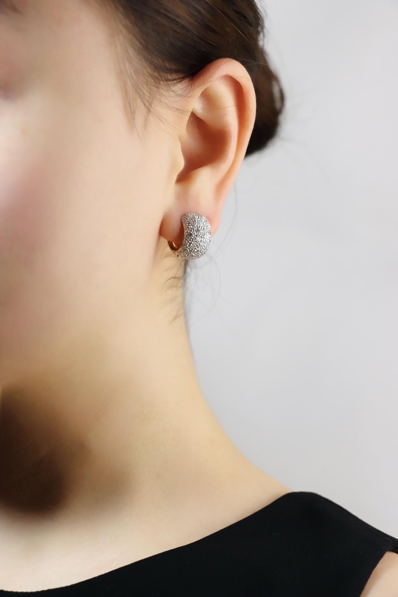 Pendientes aros vintage de oro de 18 quilates y diamantes en platino

Marcado:
750
PT900

Dimensiones aproximadas:
1,5 cm (Longitud) 
1 cm (Anchura)
Aprox. 0,8 quilates (Diamante)
15,7 gramos de peso.