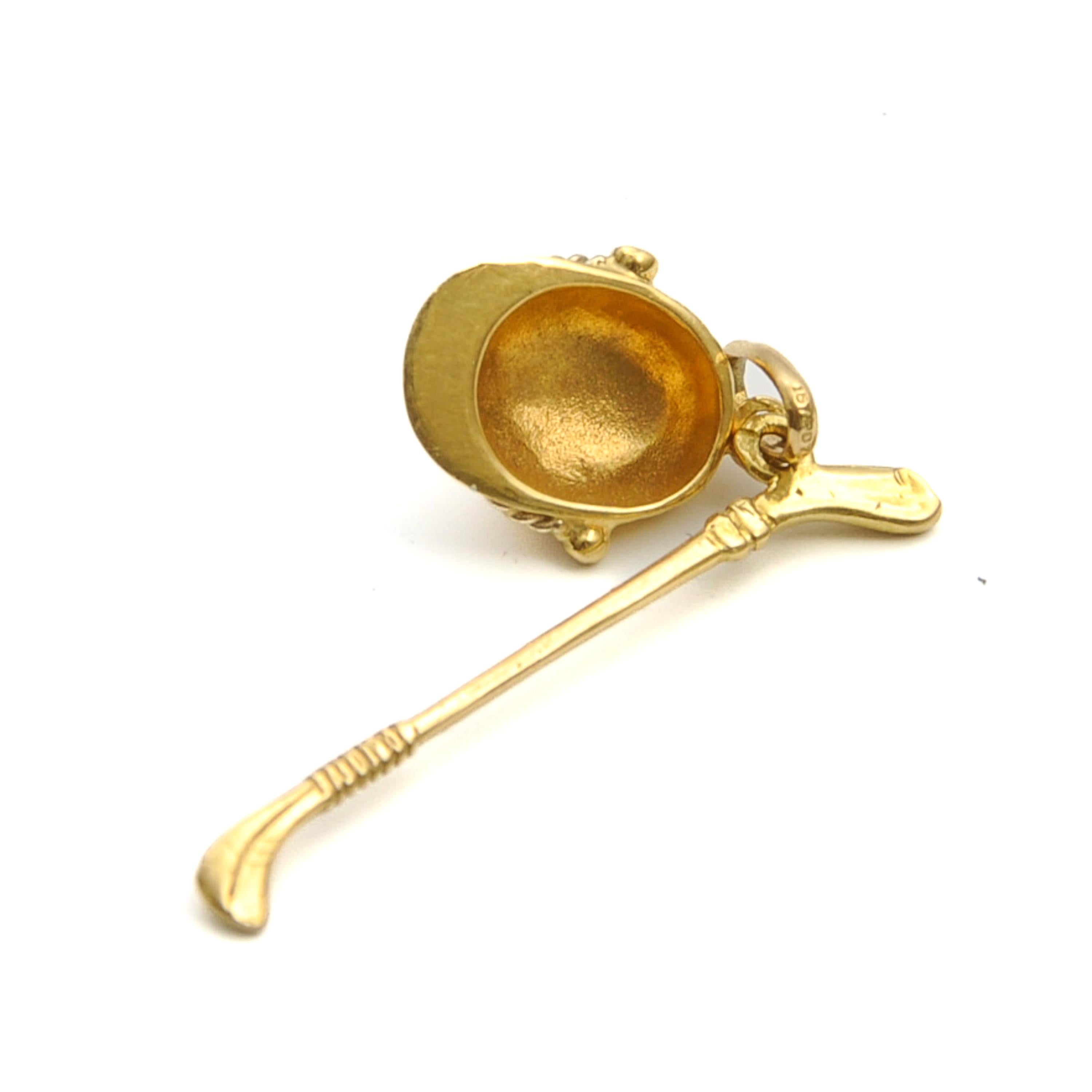 Vintage 18K Gold Polo Riding Helmet and Polo Stick Charm Pendant In Good Condition For Sale In Rotterdam, NL