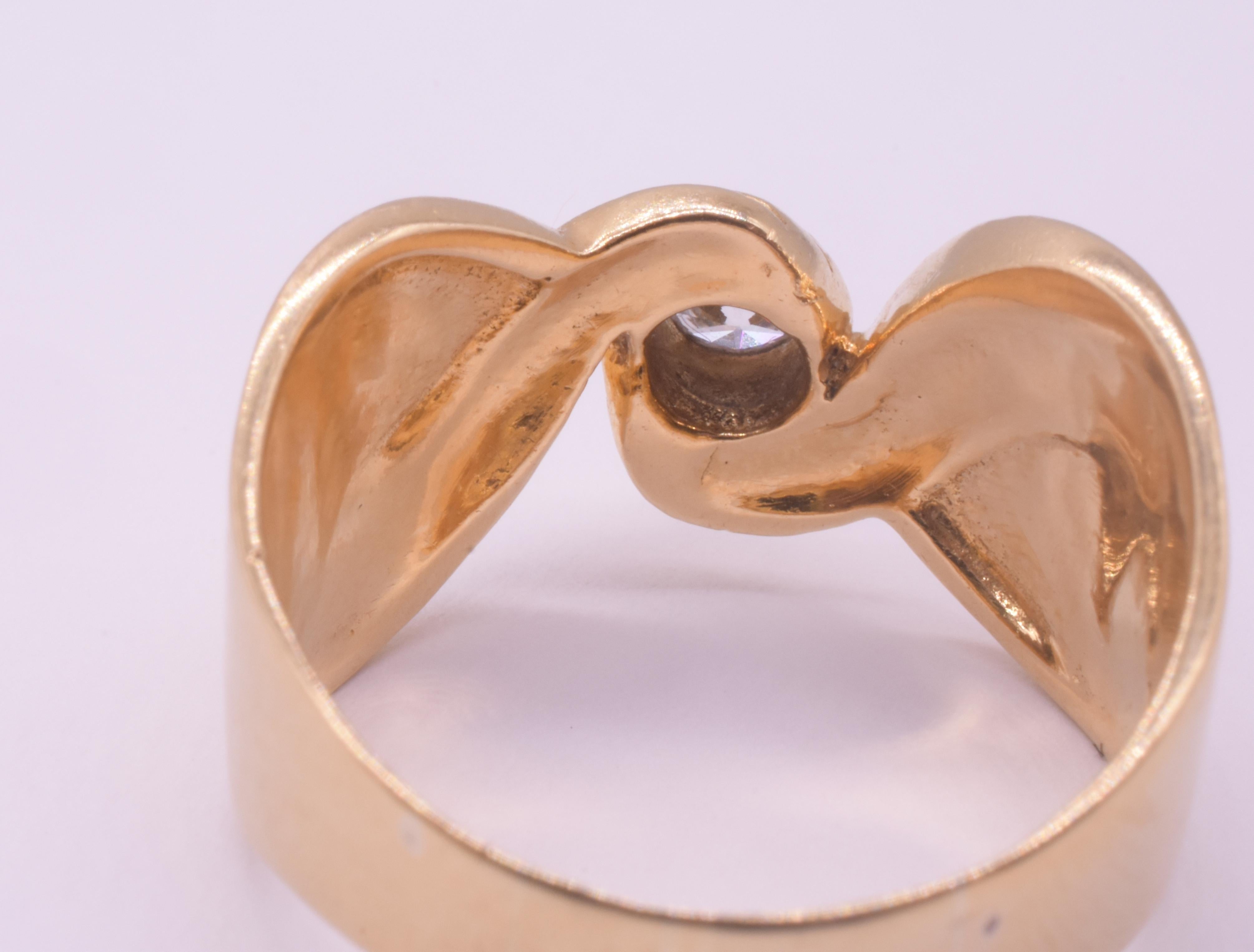 Anello d'epoca in oro 18 carati con fiocco, solitario con diamante e lati con canne in vendita 2