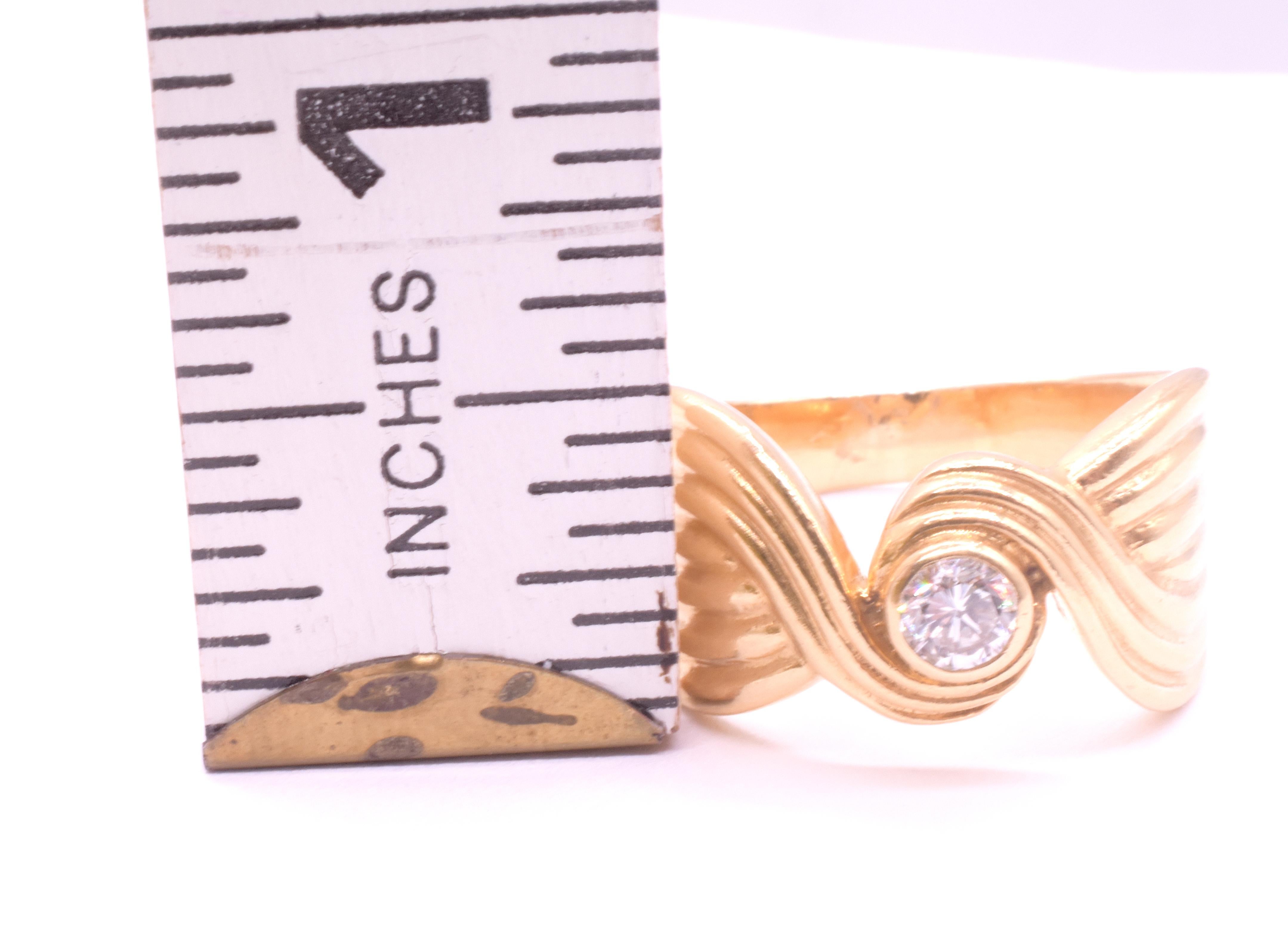 Anello d'epoca in oro 18 carati con fiocco, solitario con diamante e lati con canne in vendita 3