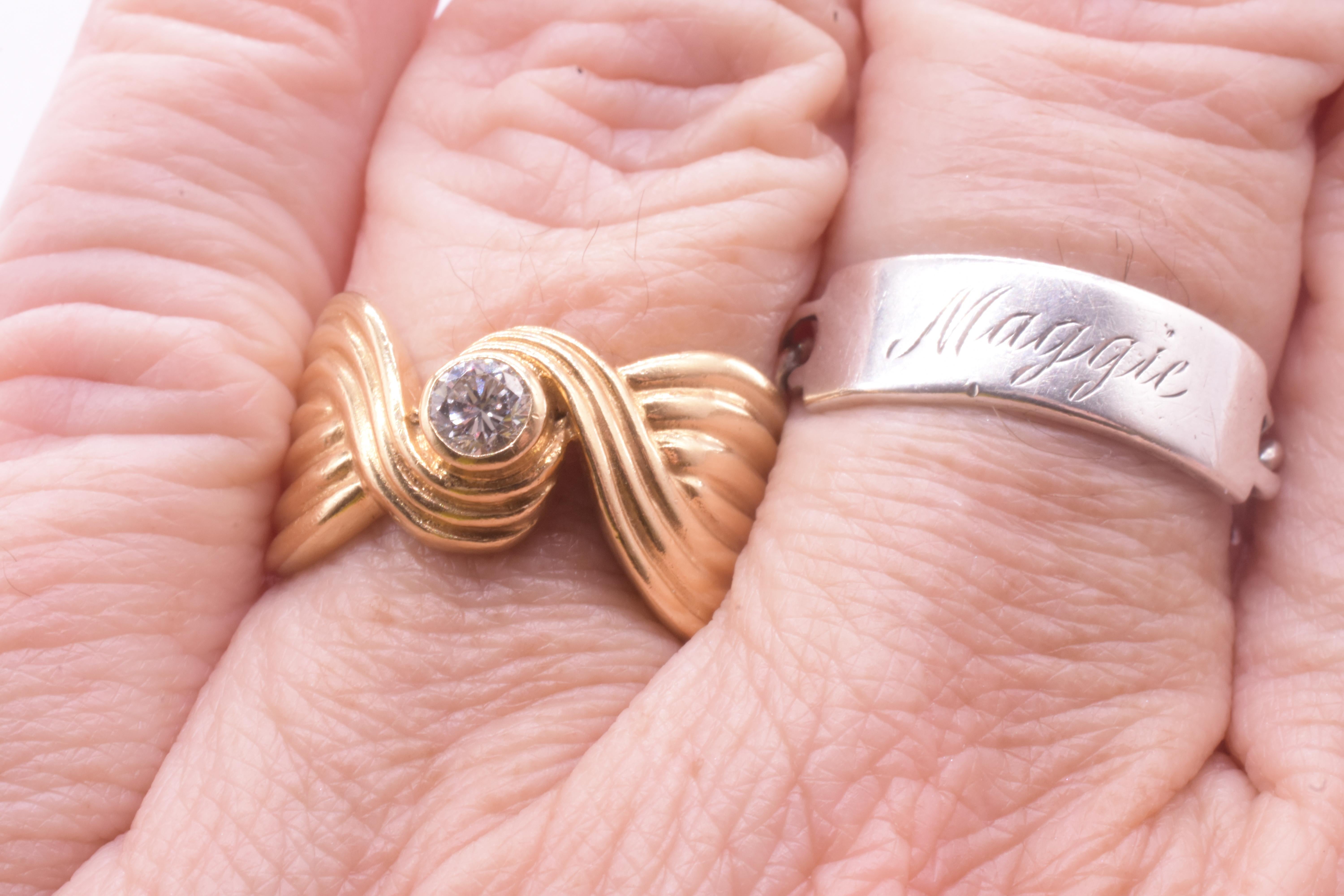 Anello d'epoca in oro 18 carati con fiocco, solitario con diamante e lati con canne in vendita 4