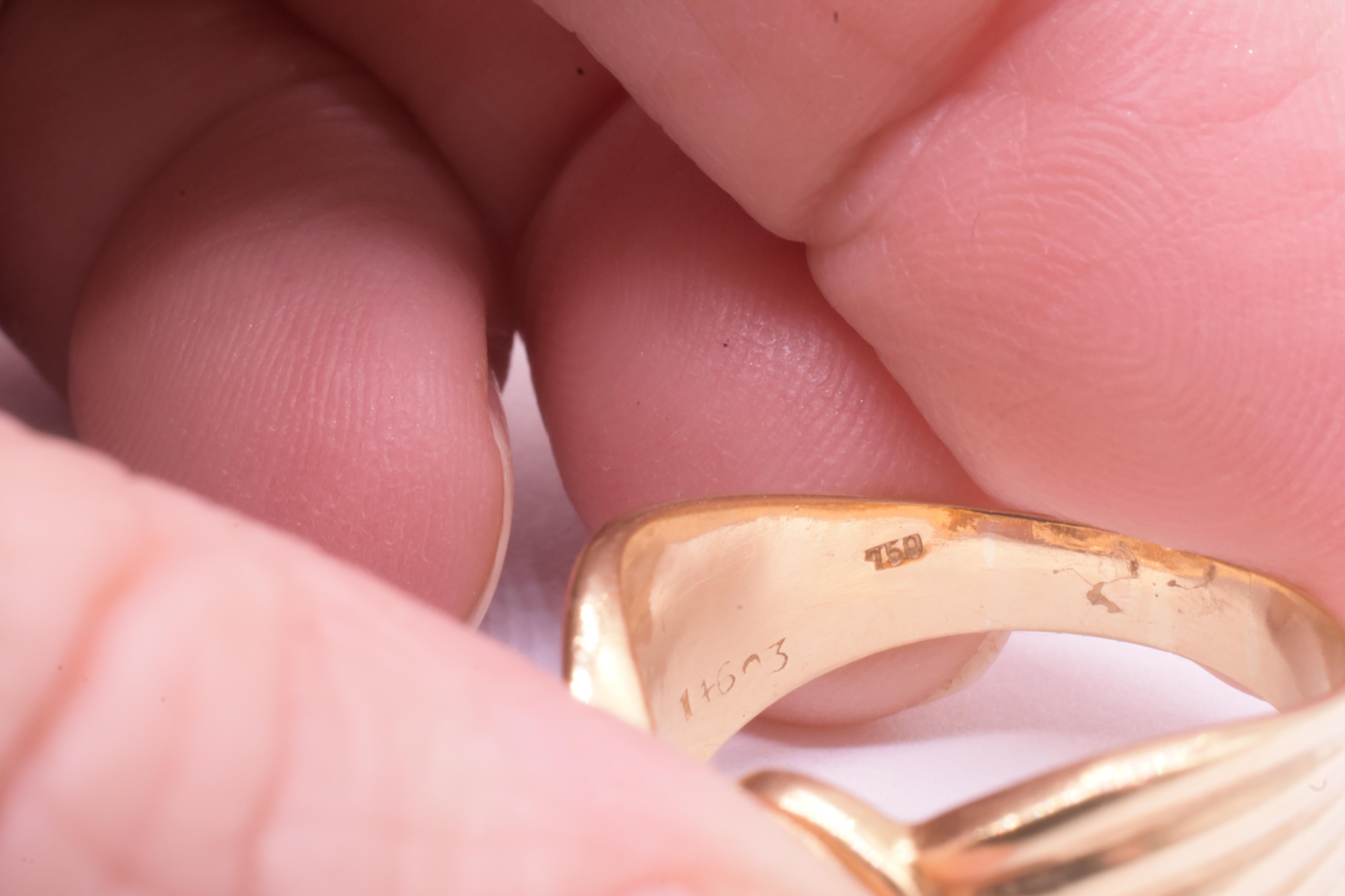 Anello d'epoca in oro 18 carati con fiocco, solitario con diamante e lati con canne in vendita 5