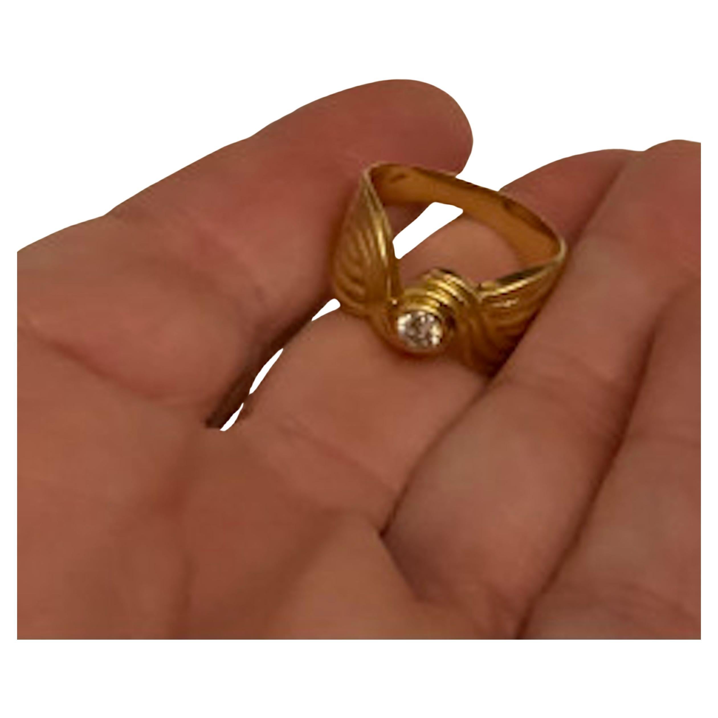 Retro Vintage 18K Gold Pretty Bow Band Ring w diamond solitaire and Reeded Sides For Sale