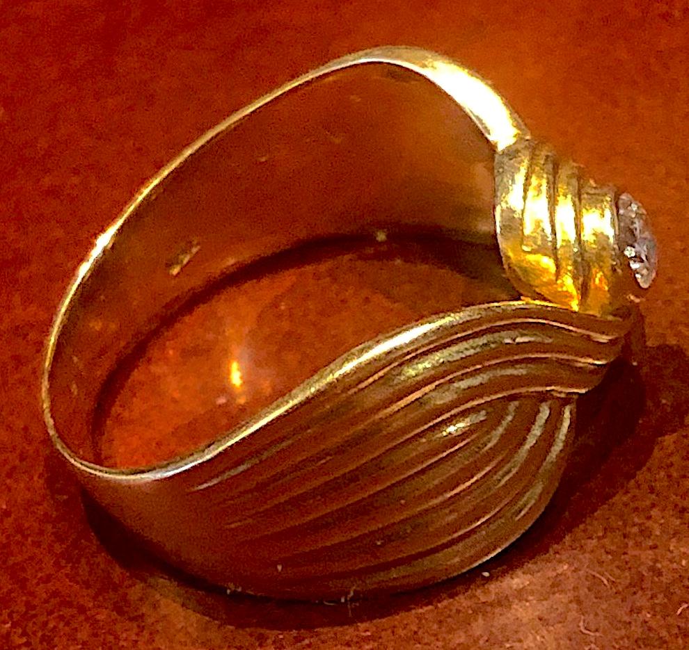 Round Cut Vintage 18K Gold Pretty Bow Band Ring w diamond solitaire and Reeded Sides For Sale