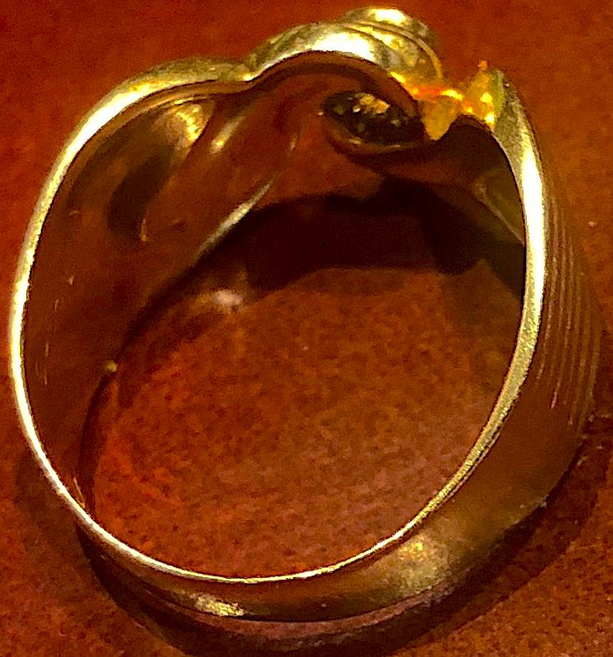 Vintage 18K Gold Pretty Bow Band Ring w diamond solitaire and Reeded Sides In Excellent Condition For Sale In Baltimore, MD