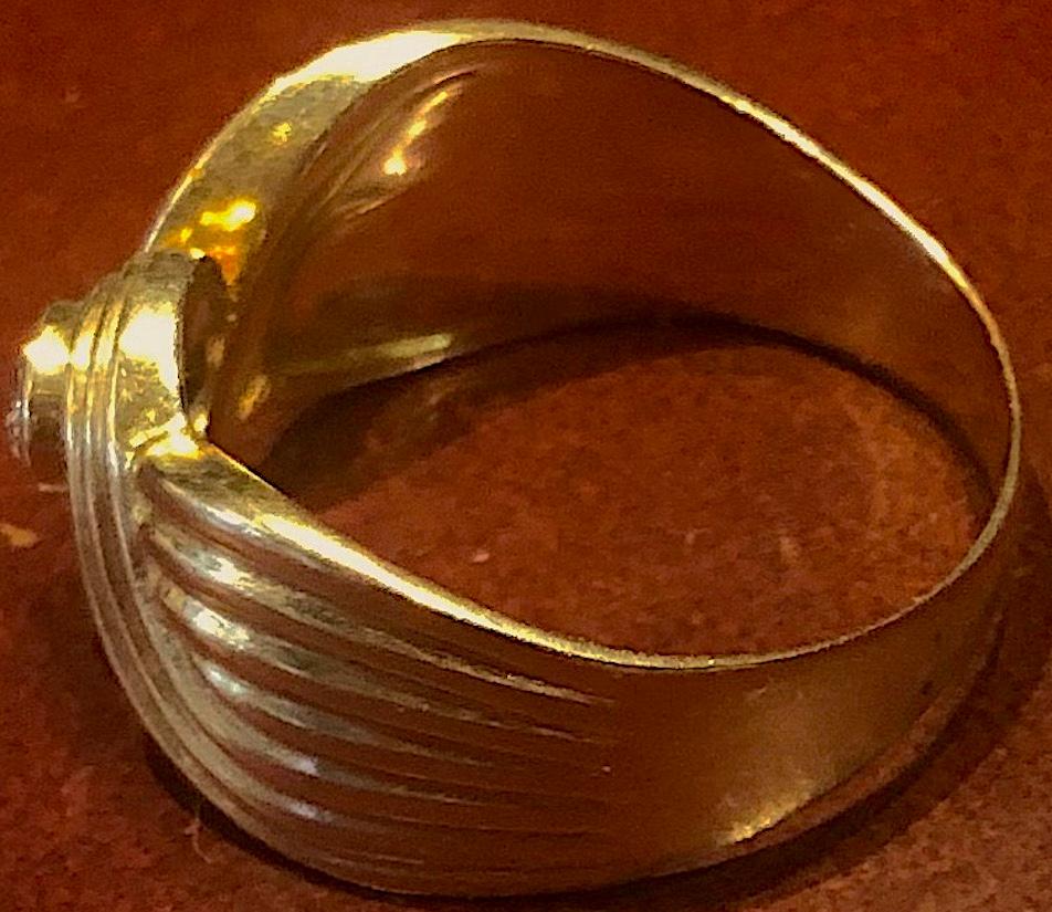 Women's or Men's Vintage 18K Gold Pretty Bow Band Ring w diamond solitaire and Reeded Sides For Sale