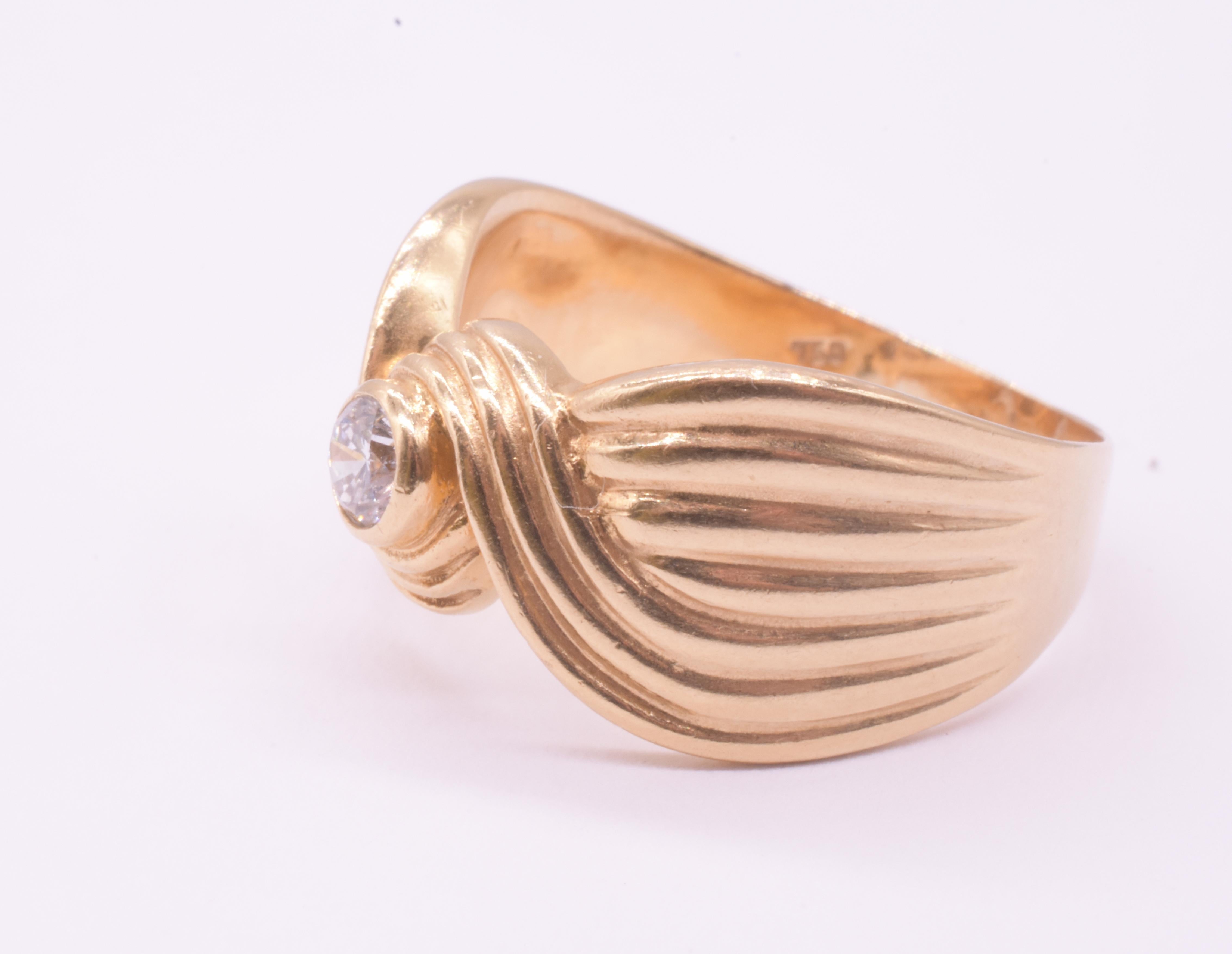 Anello d'epoca in oro 18 carati con fiocco, solitario con diamante e lati con canne In condizioni ottime in vendita a Baltimore, MD