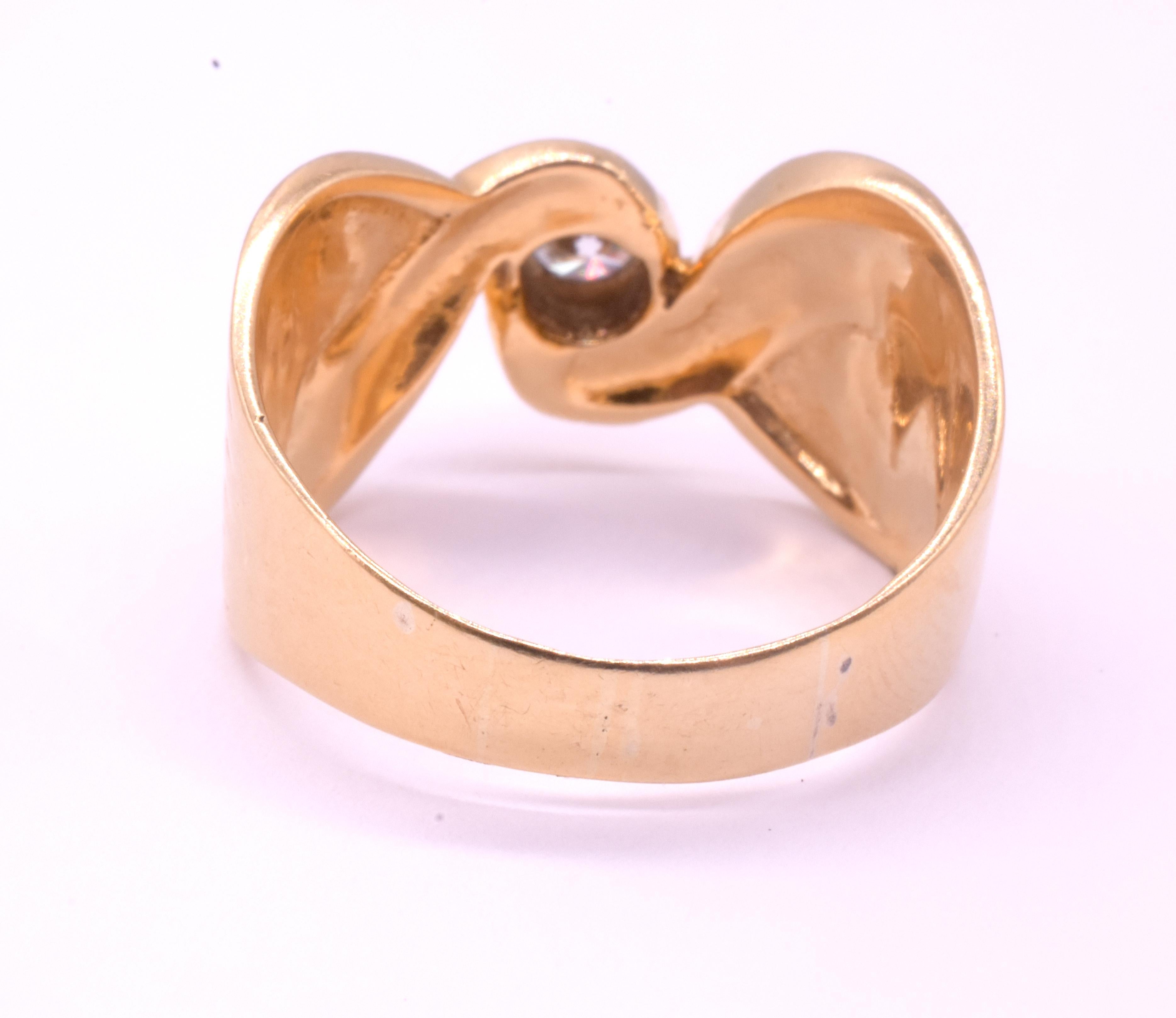 Anello d'epoca in oro 18 carati con fiocco, solitario con diamante e lati con canne in vendita 1