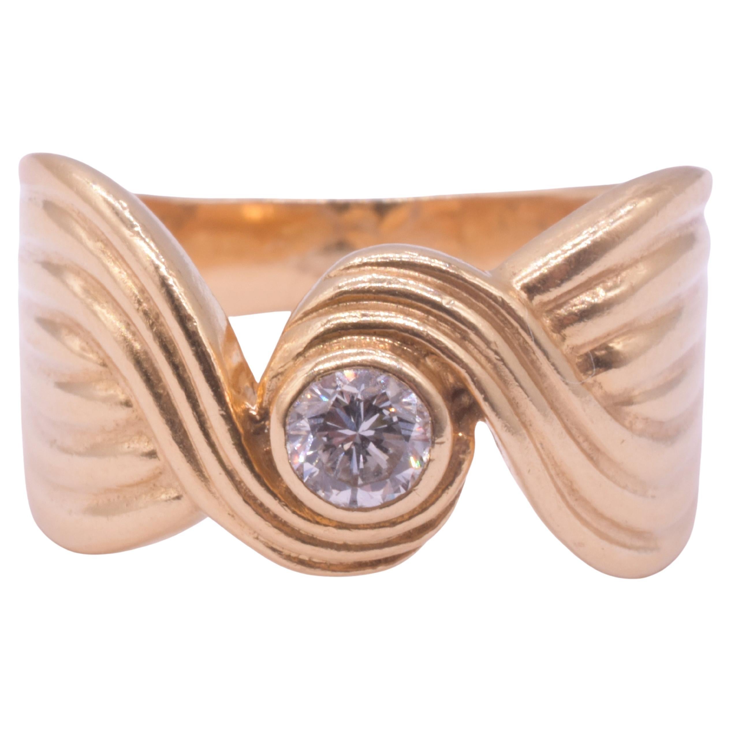 Anello d
epoca in oro 18 carati con fiocco, solitario con diamante e lati con canne in vendita